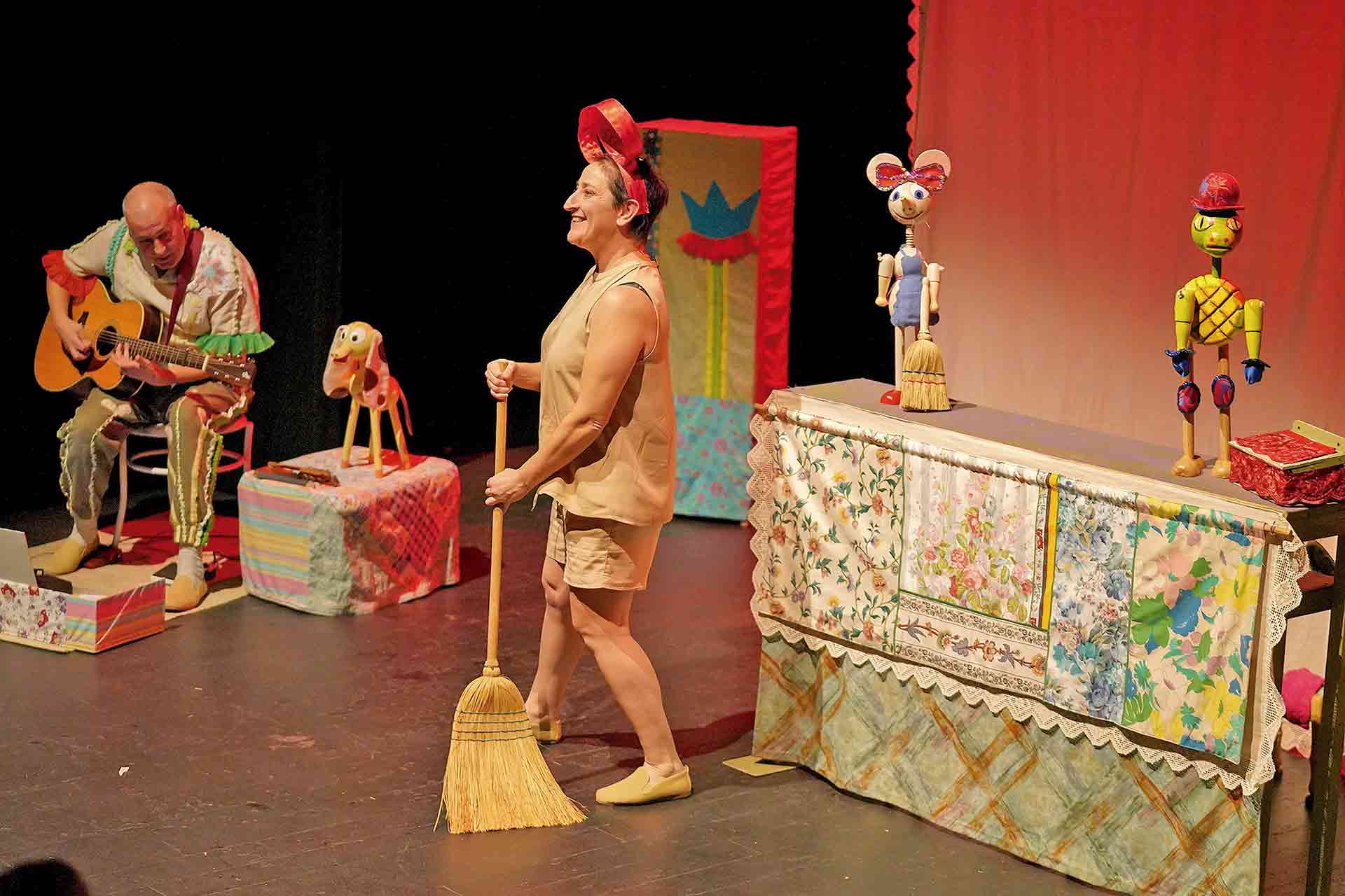 Una escena del montaje que presentaron ayer en Segovia los Titiriteros de Binéfar. / Miguel Ángel Fernández