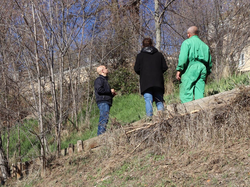El concejal de Medio Ambiente, Ángel Galindo, visita los trabajos realizados en el talud del Paseo del Salón. / EL ADELANTADO
