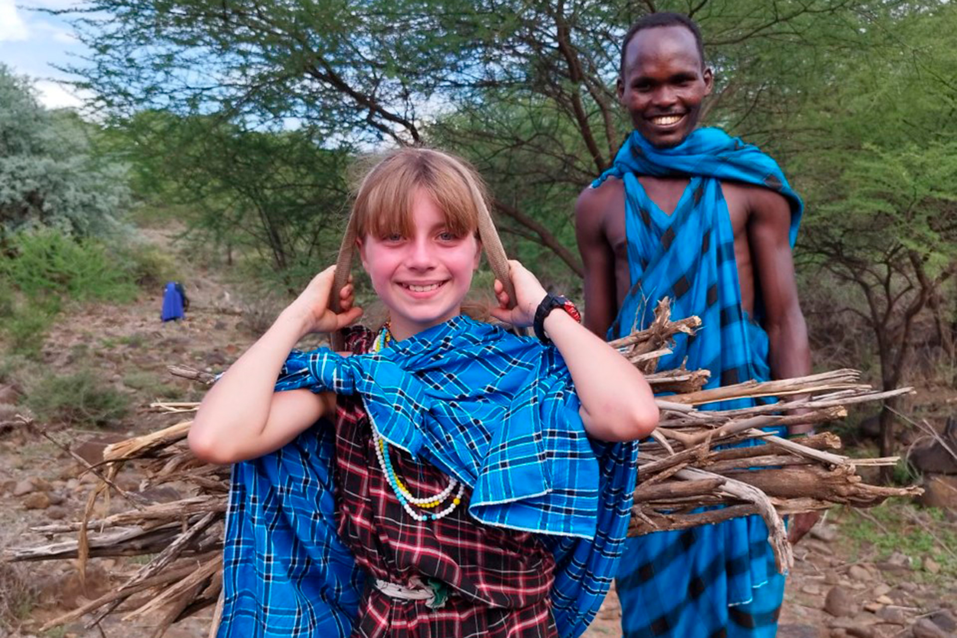 Elia Gómez transporta leña con uno de los hombres de la tribu Masái./EL ADELANTADO