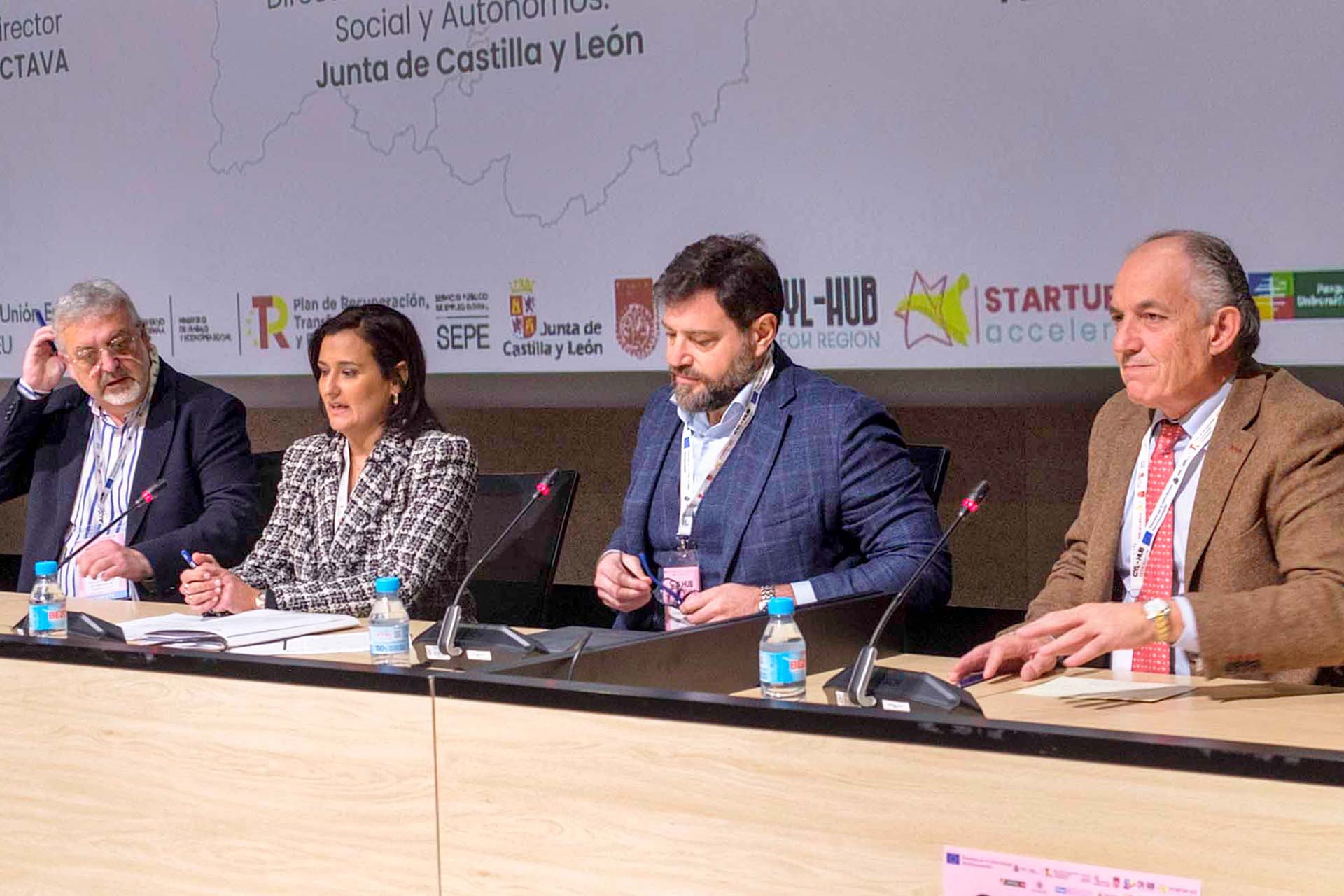 Los miembros de la mesa sobre Economía Social, con la directoral general de la Junta, Emma Fernández, como moderadora .