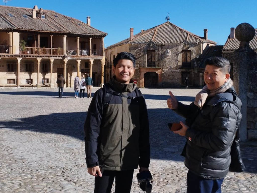 Visita a la Plaza de Pedraza de tour operador de Tailandia. / EL ADELANTADO