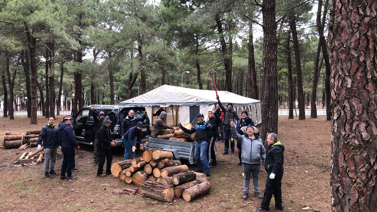 El Motoclub Montrancos ya ha reservado su zona y hecho acopio de leña.