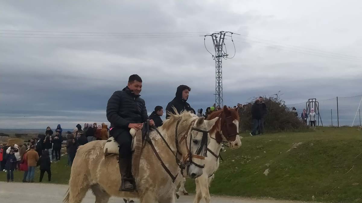 Carrera de cintas a caballo en Otero de Herreros.