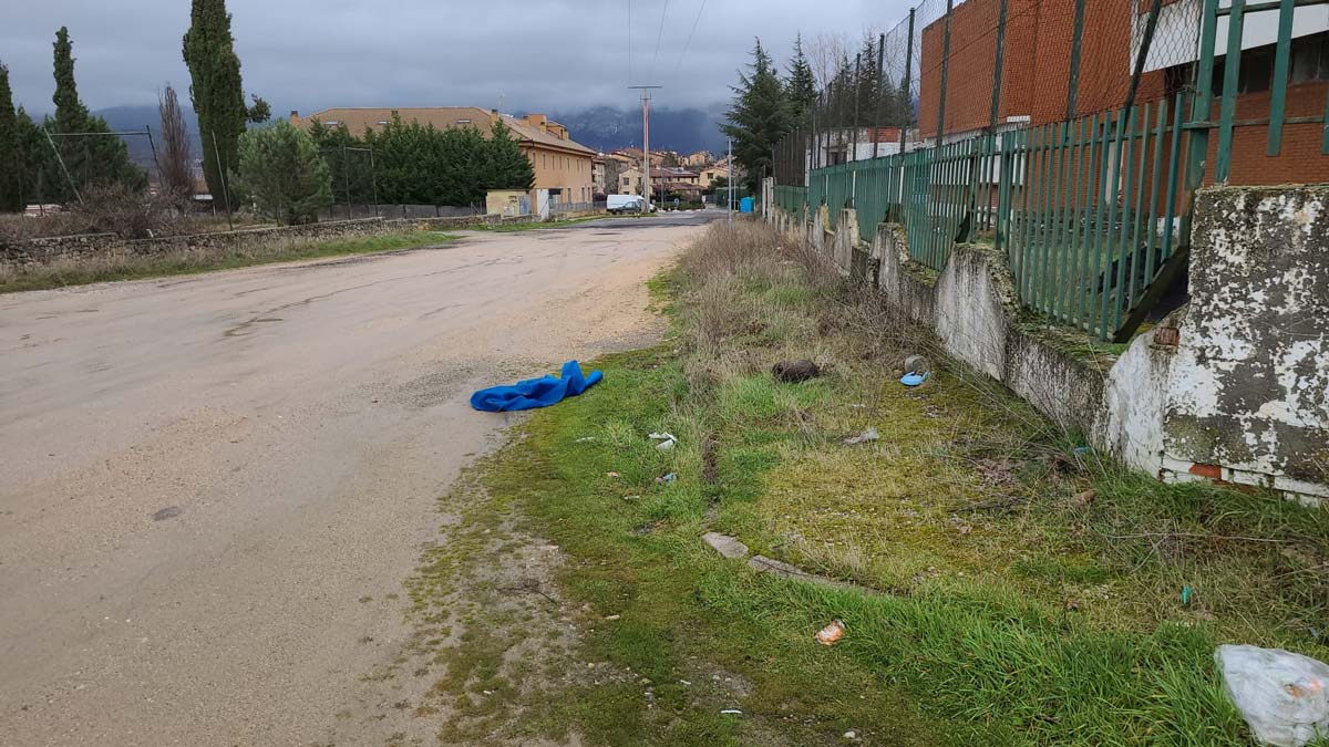 La calle está en un estado de deterioro preocupante.