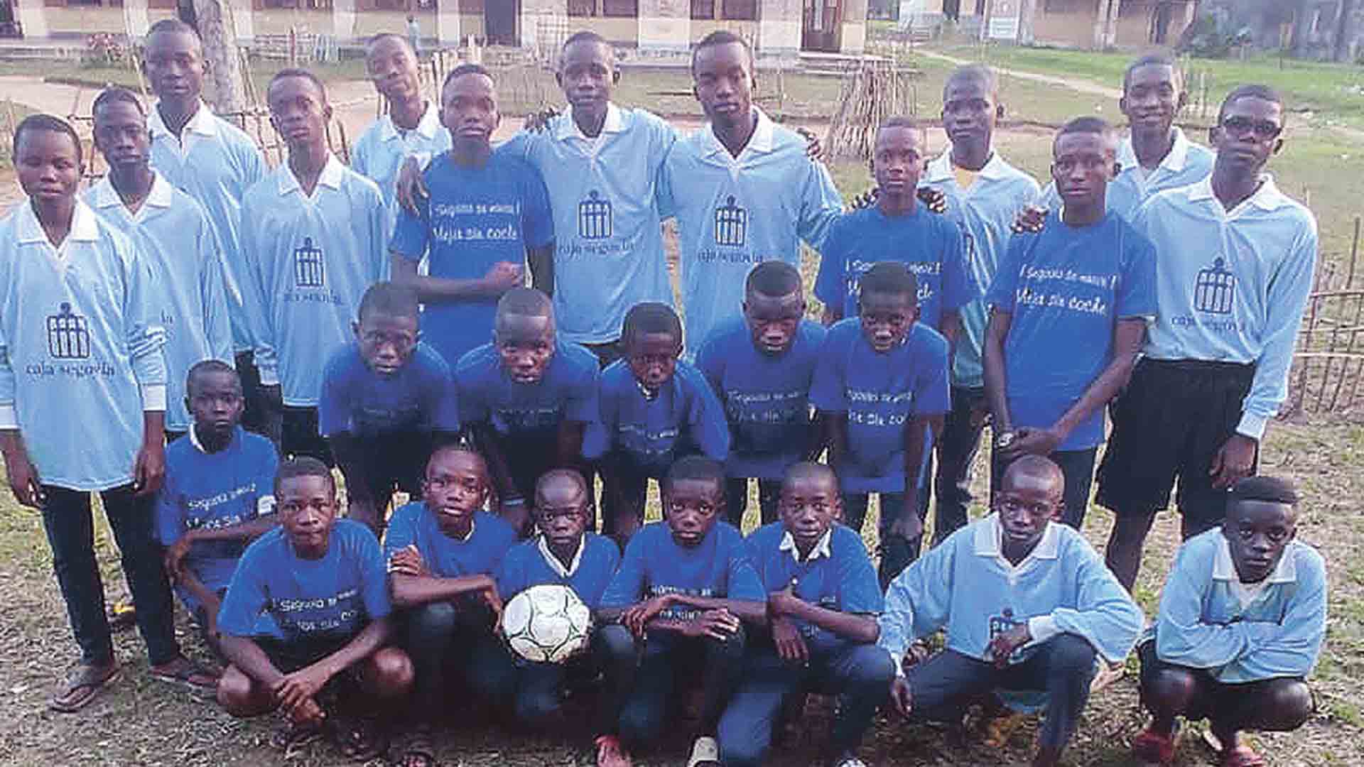 Los seminaristas muestran las camisetas con las que ahora juegan al fútbol, donde lucen el nombre de Segovia./EL ADELANTADO