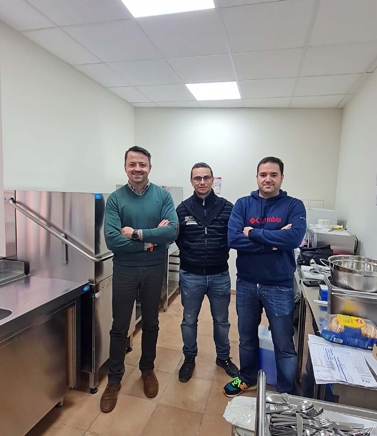 Los directores de Educación y el CRA junto al Presidente del AMPA.