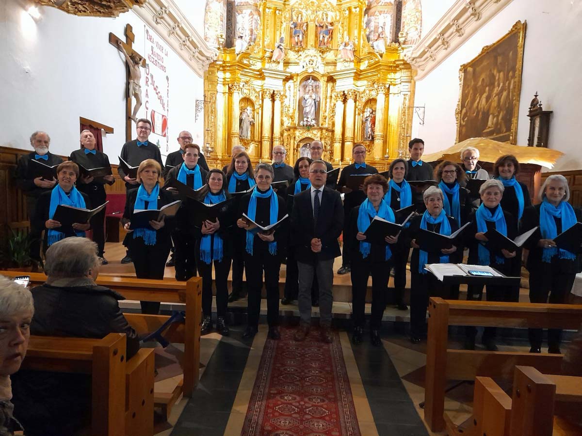Actuación de ‘Amadeus’ frente al Altar Mayor de la iglesia parroquial de Cantimpalos.
