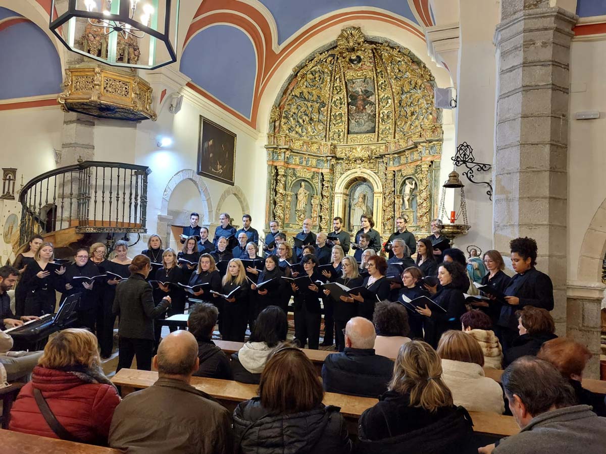 Coral Ágora durante su actuación el Torrecaballeros.