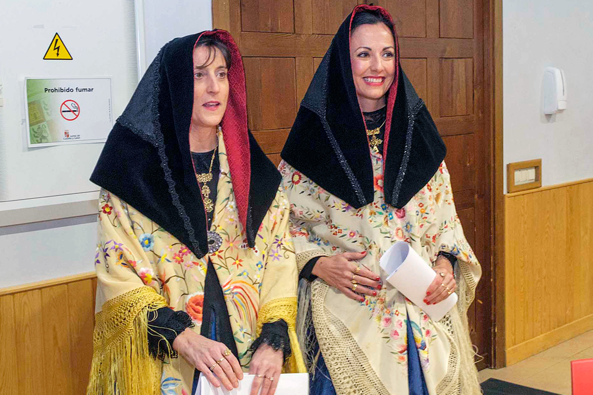 Las alcaldesas de Zamarramala Berta Mateo Velasco y Cristina Mateo María presentaron el programa festivo. /KAMARERO