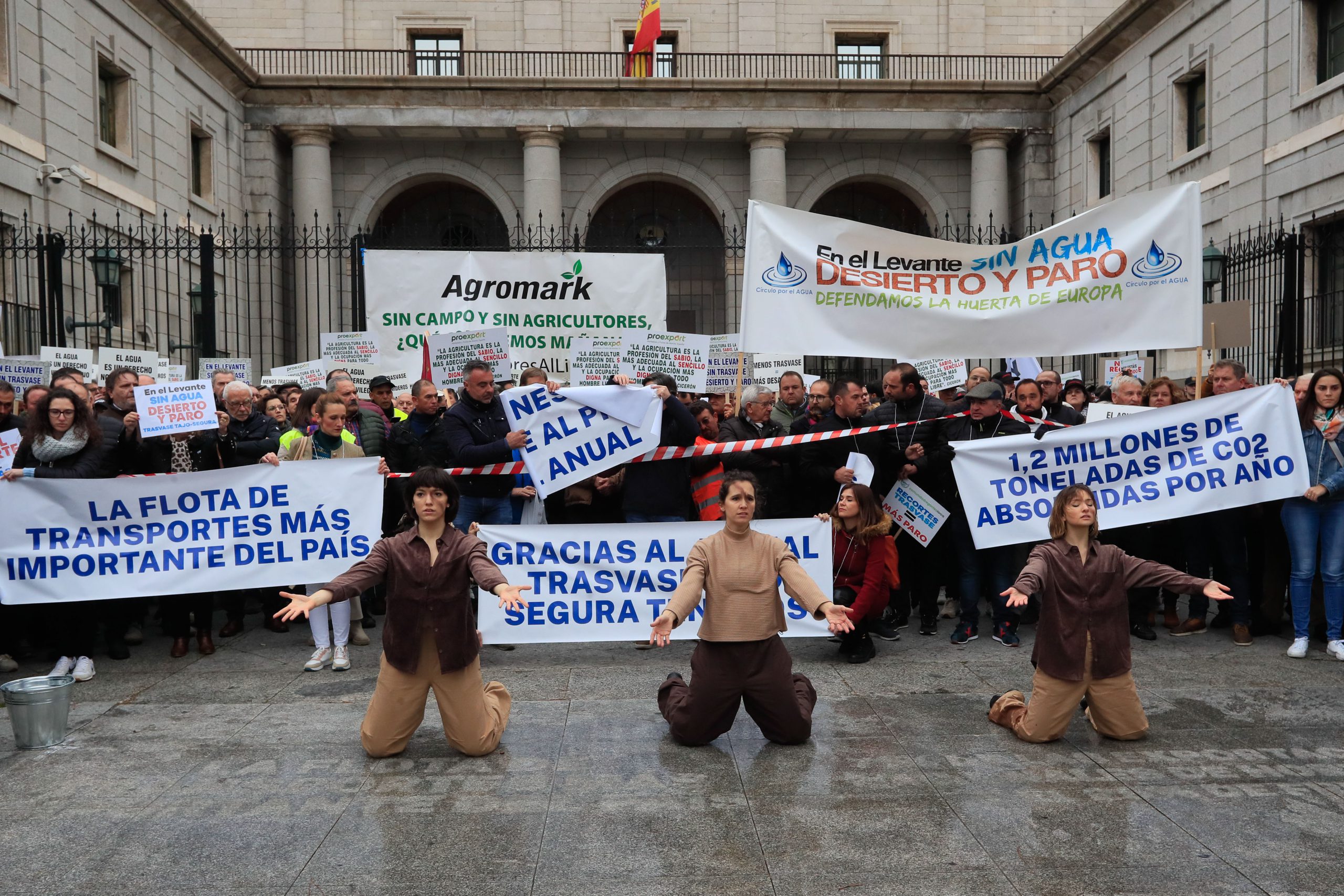 Un momento de la concentración de regantes y agricultores.