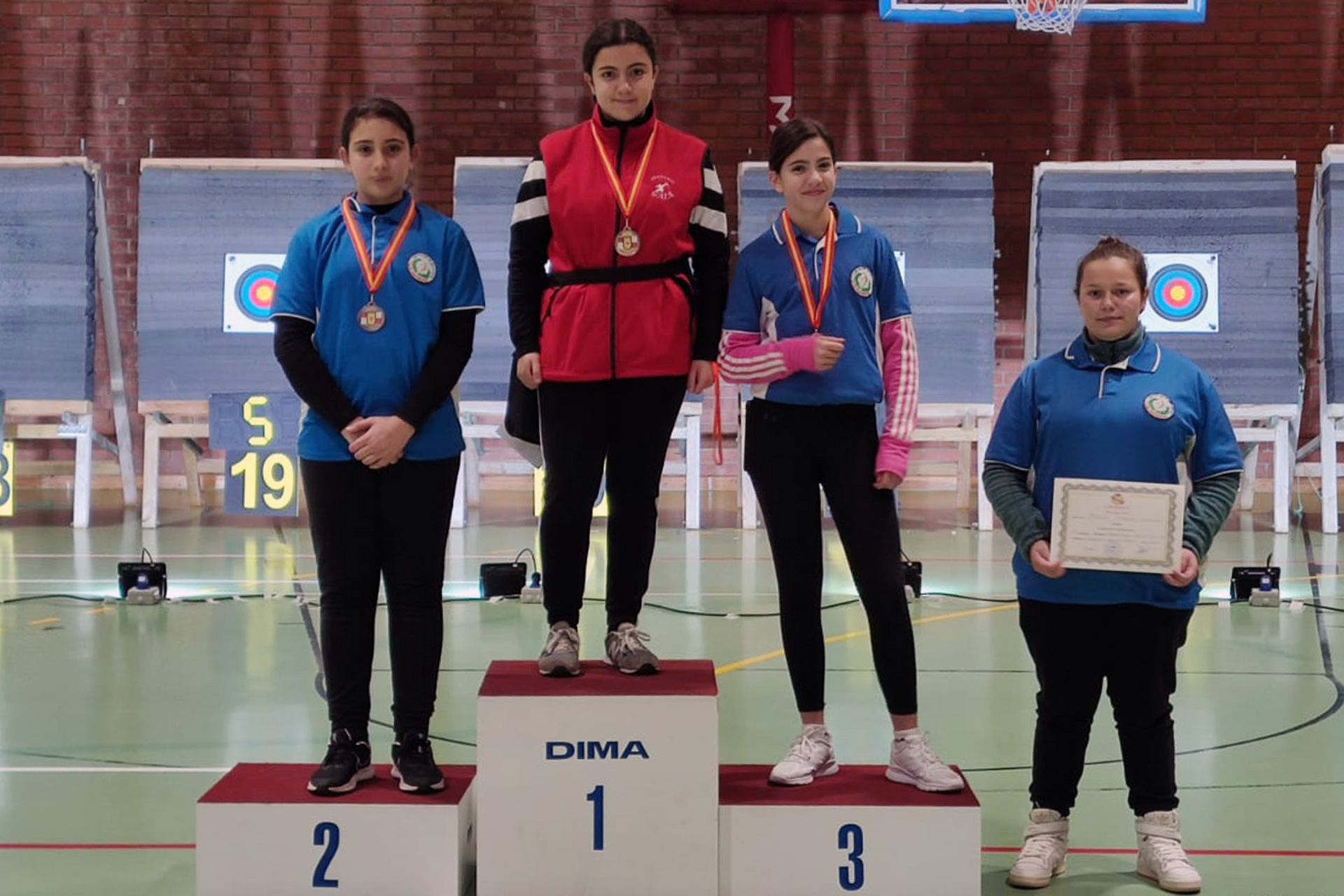 Patricia Valentín, en el podio tras ganar en su categoría./ ARQUEROS DE GAIA