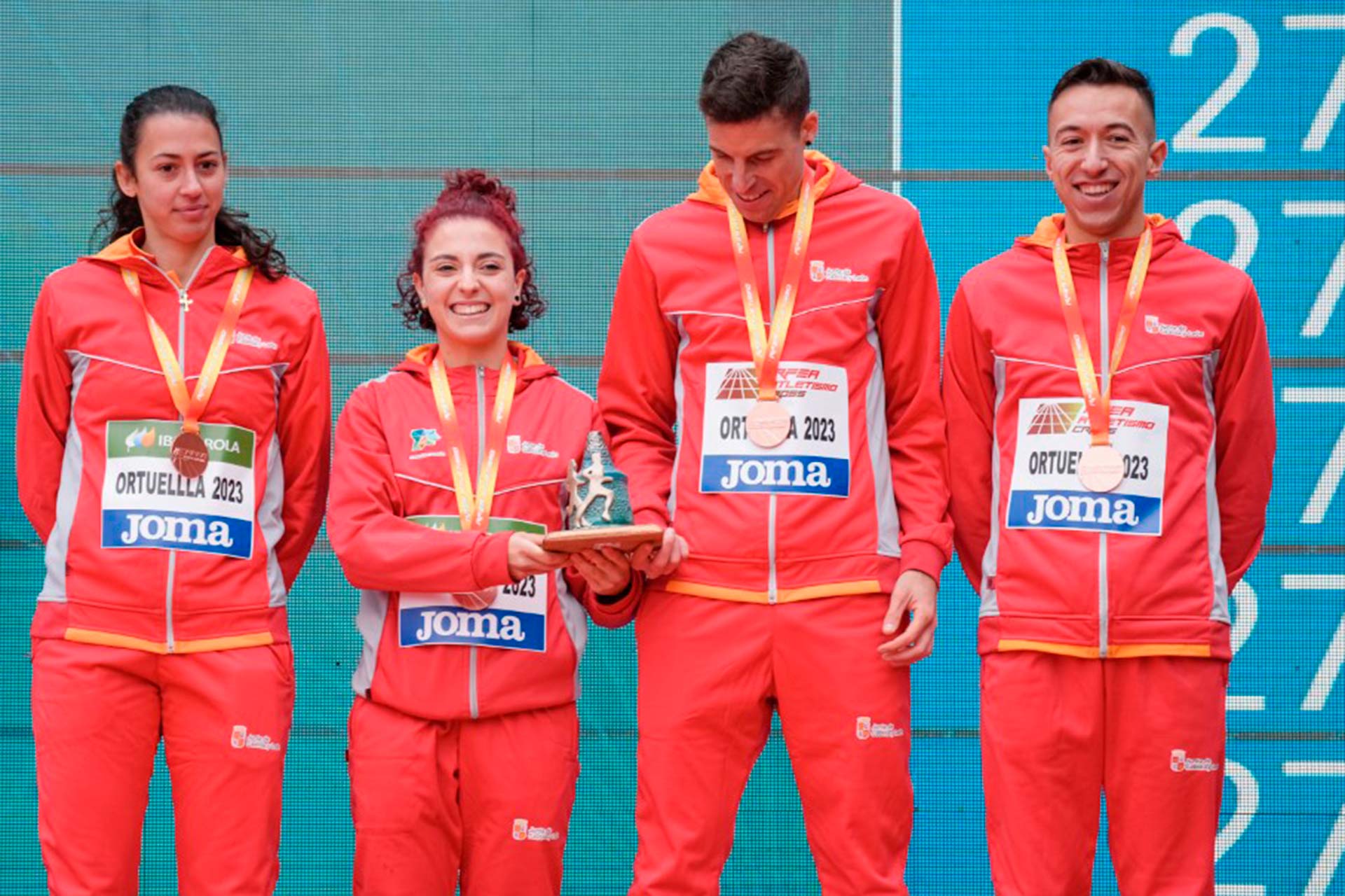 Sandra San Miguel, segunda por la izquierda, en el podio con la Selección de Castilla y León./ E.A.