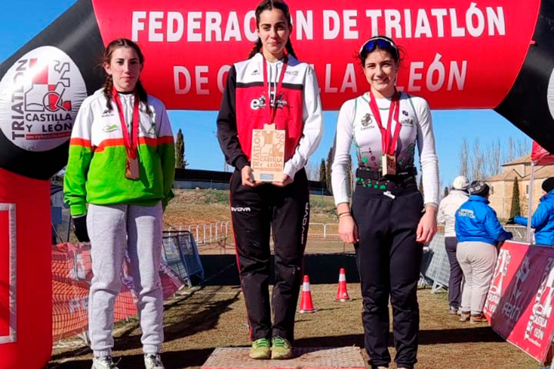 Amanda García (i) en el podio cadete femenino./ T. LACERTA