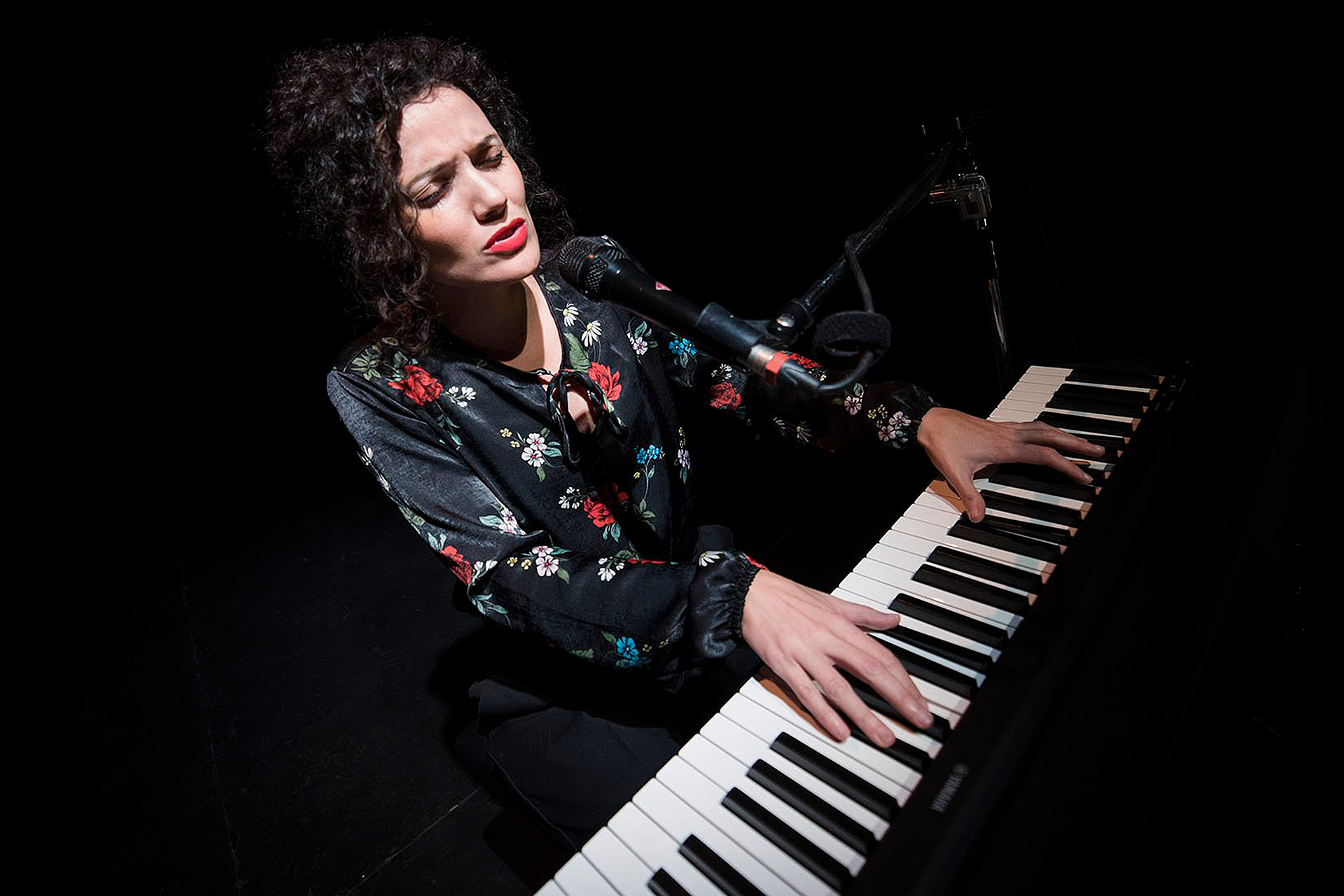 La Casa de la Moneda acogerá un concierto de Sheila Blanco el día 21 1 Sheila Blanco, cantando y tocando una pieza al piano. / E. A.