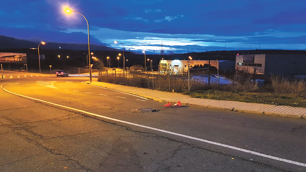 Los baches ponen en riesgo el tráfico en la zona, según Ciudadanos./EA