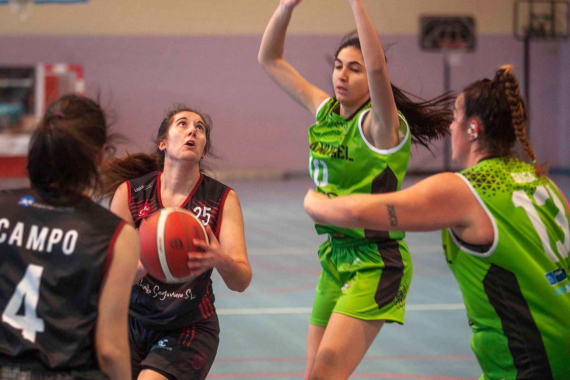 María Lucas mira al aro en un momento del encuentro jugado ante el Villamuriel./ KAMARERO