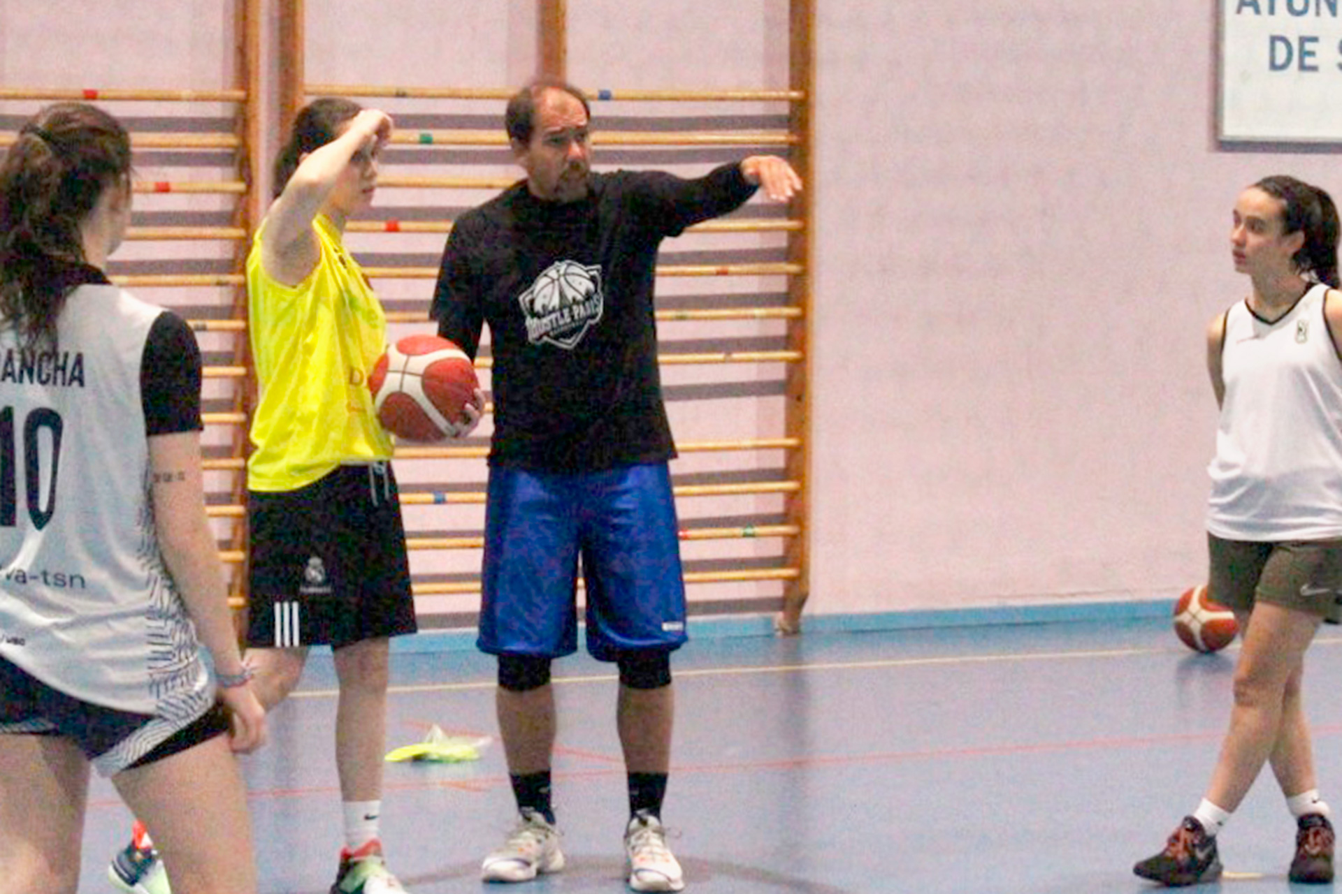 David González alecciona a las jugadoras durante un entrenamiento de El Cochinillo Segoviano./ E.A.