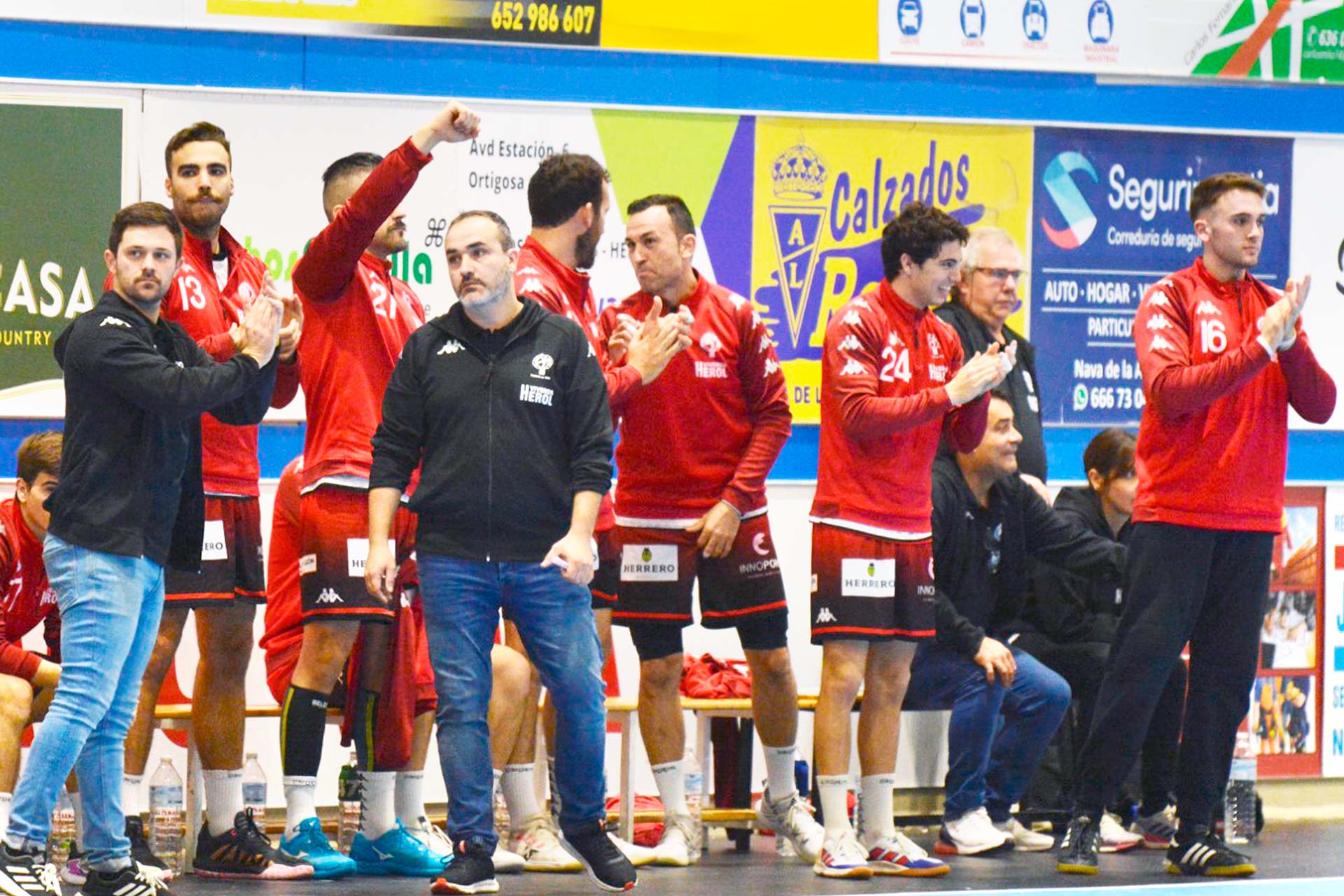El banquillo del Viveros Herol Nava celebra una acción positiva del equipo durante el partido frente al Alcobendas./ AMADOR MARUGÁN