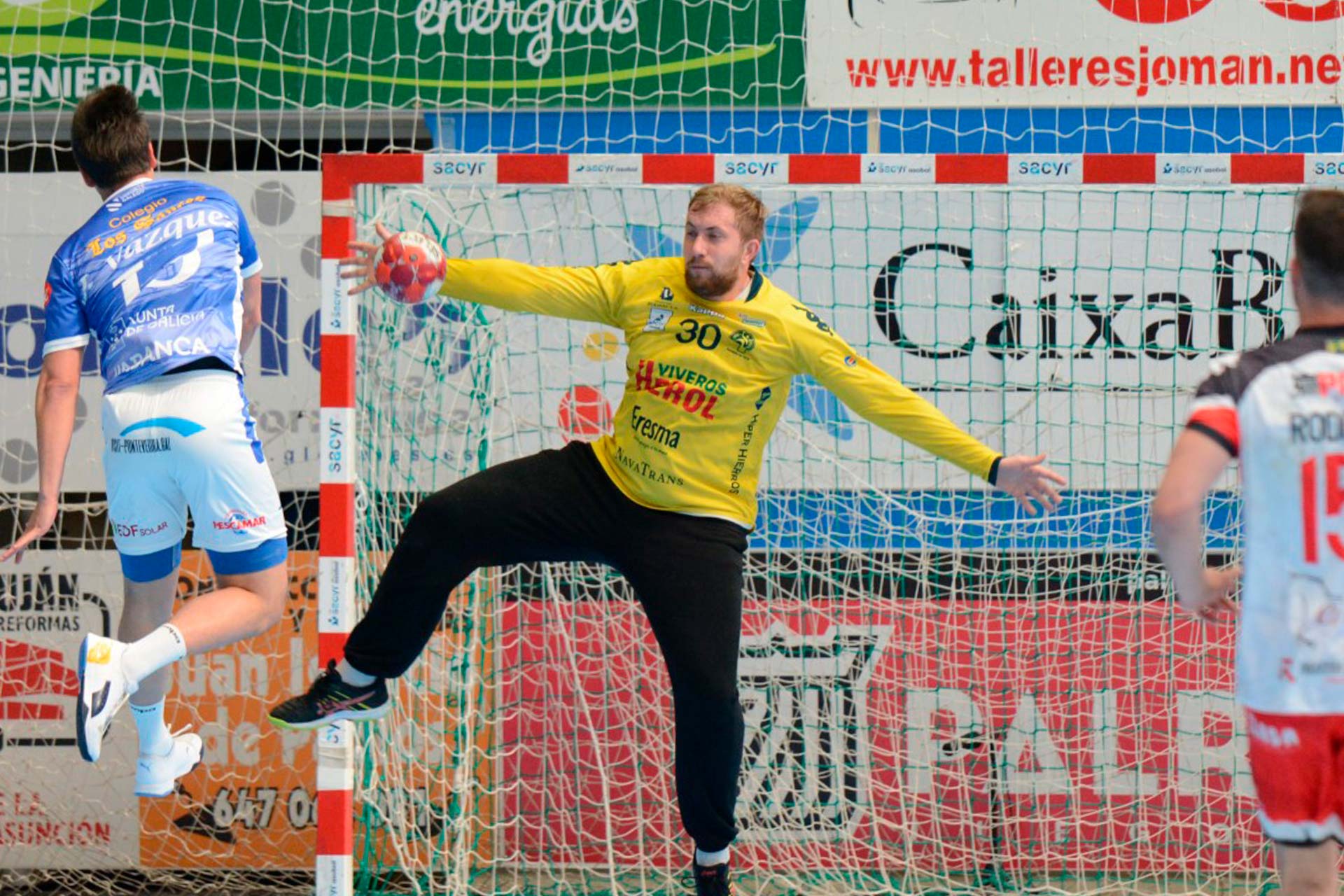 Patotski se esfuerza en sacar un lanzamiento cercano de un jugador del Cisne./ AMADOR MARUGÁN