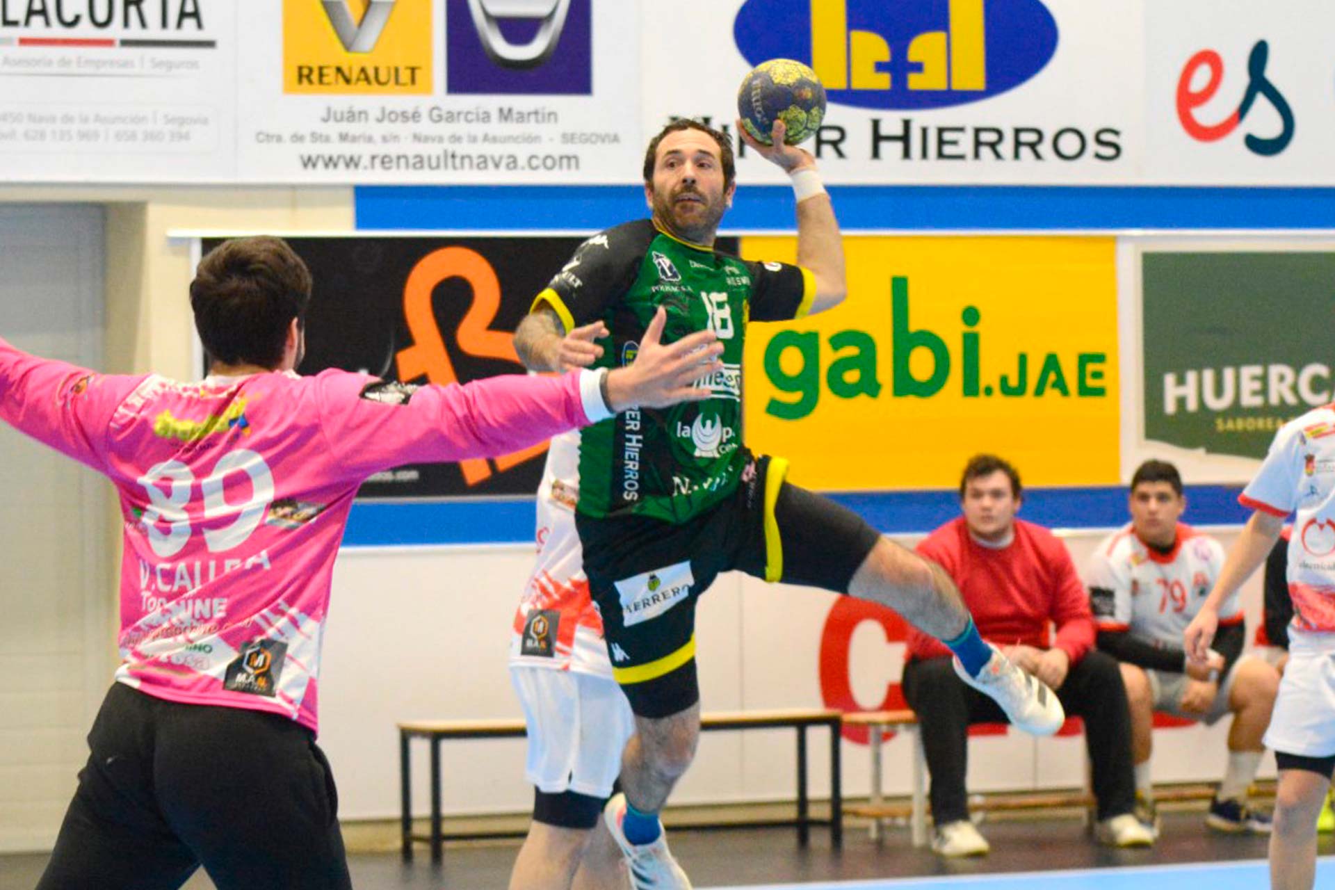 Alberto García culmina una acción en los seis metros./ AMADOR MARUGÁN