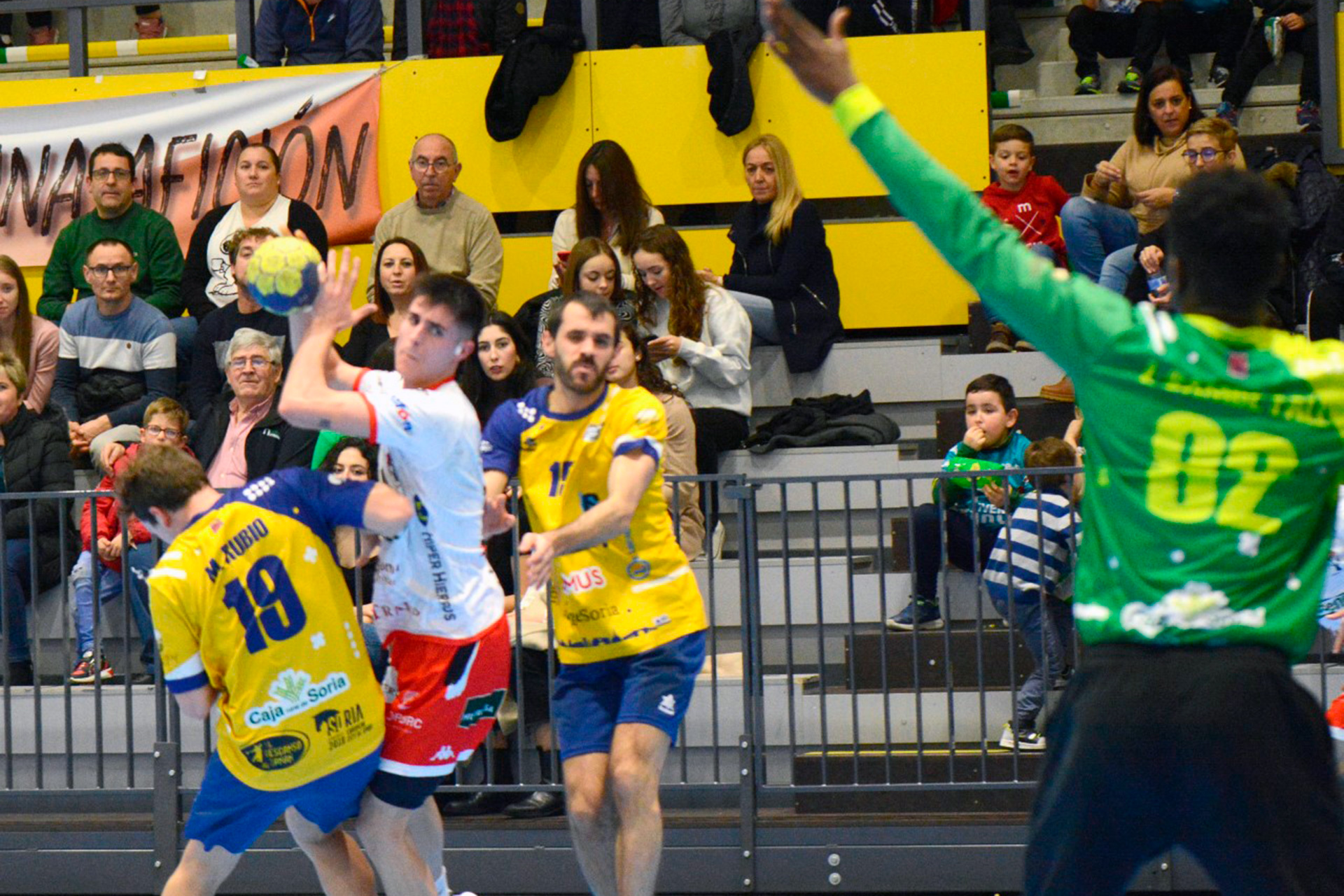 Jorge Vega penetra entre el extremo (el segoviano Pablo Rodríguez) y el lateral del BM Soria./ AMADOR MARUGÁN