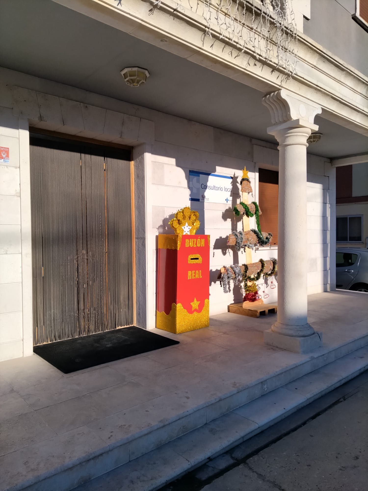 Buzón real instalado en la localidad de Arroyo de Cuéllar. .