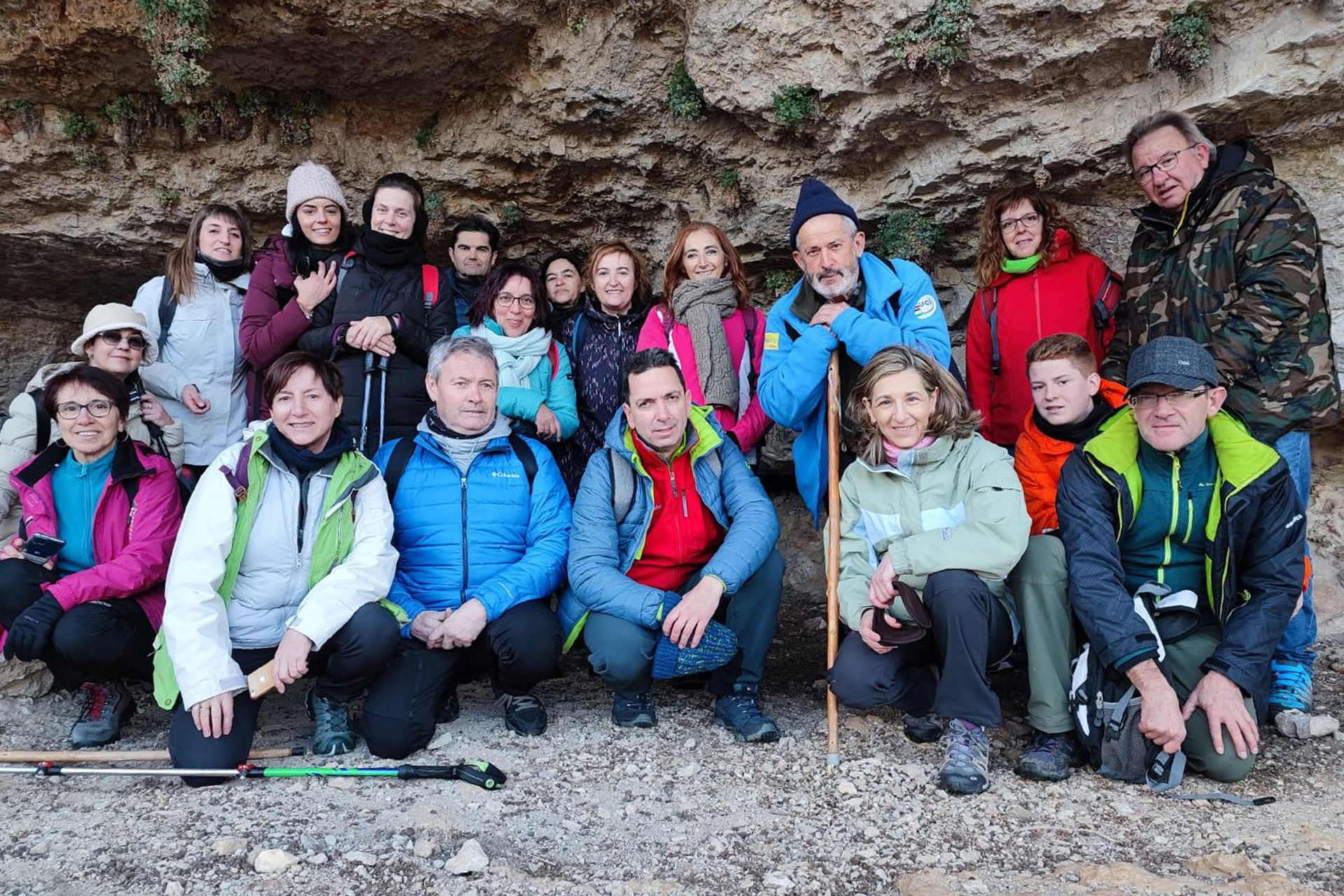 Los senderistas posan en un descanso del camino./L.M.