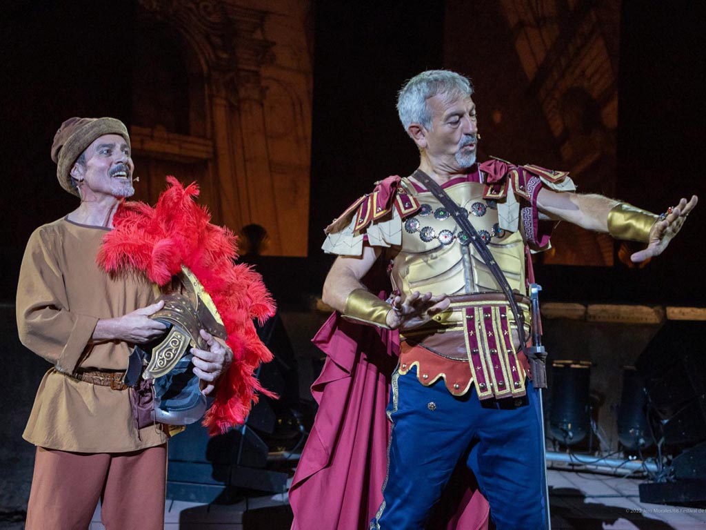 Carlos Sobera, derecha, en la representación de ‘Miles Gloriosus’.