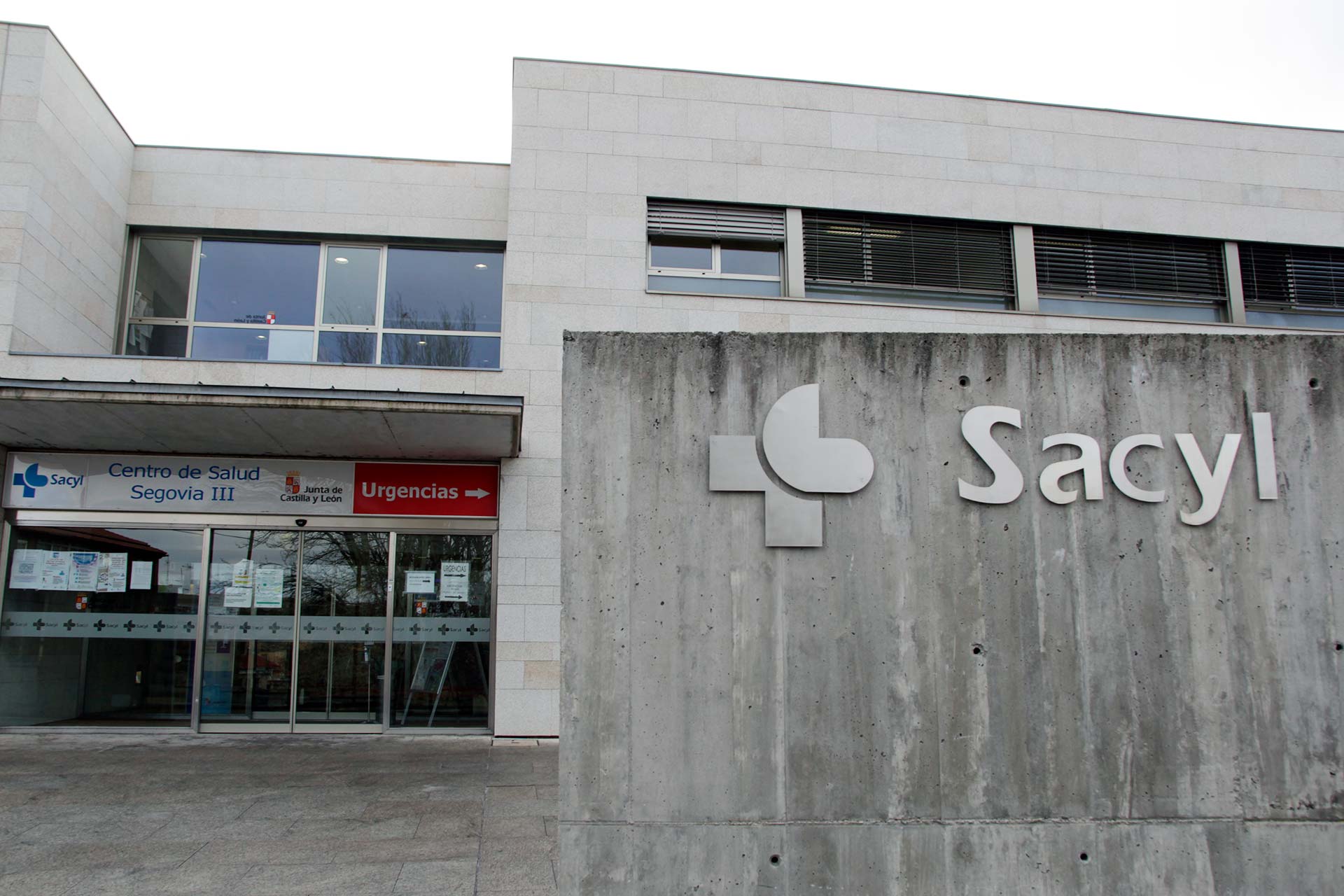 Imagen de una de las entradas del Centro de Salud de San Lorenzo./ NEREA LLORENTE