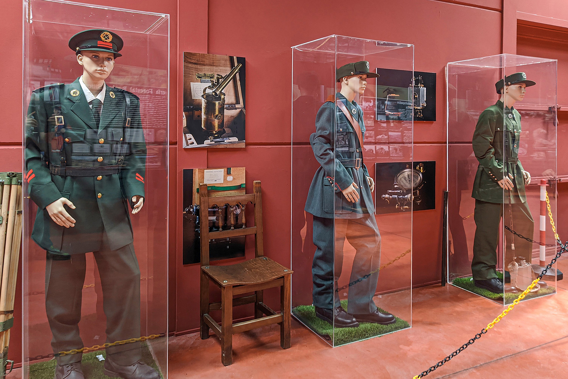 Uniformes utilizado por el personal de la Guardería Forestal en distintas etapas. / Ayuntamiento de Coca