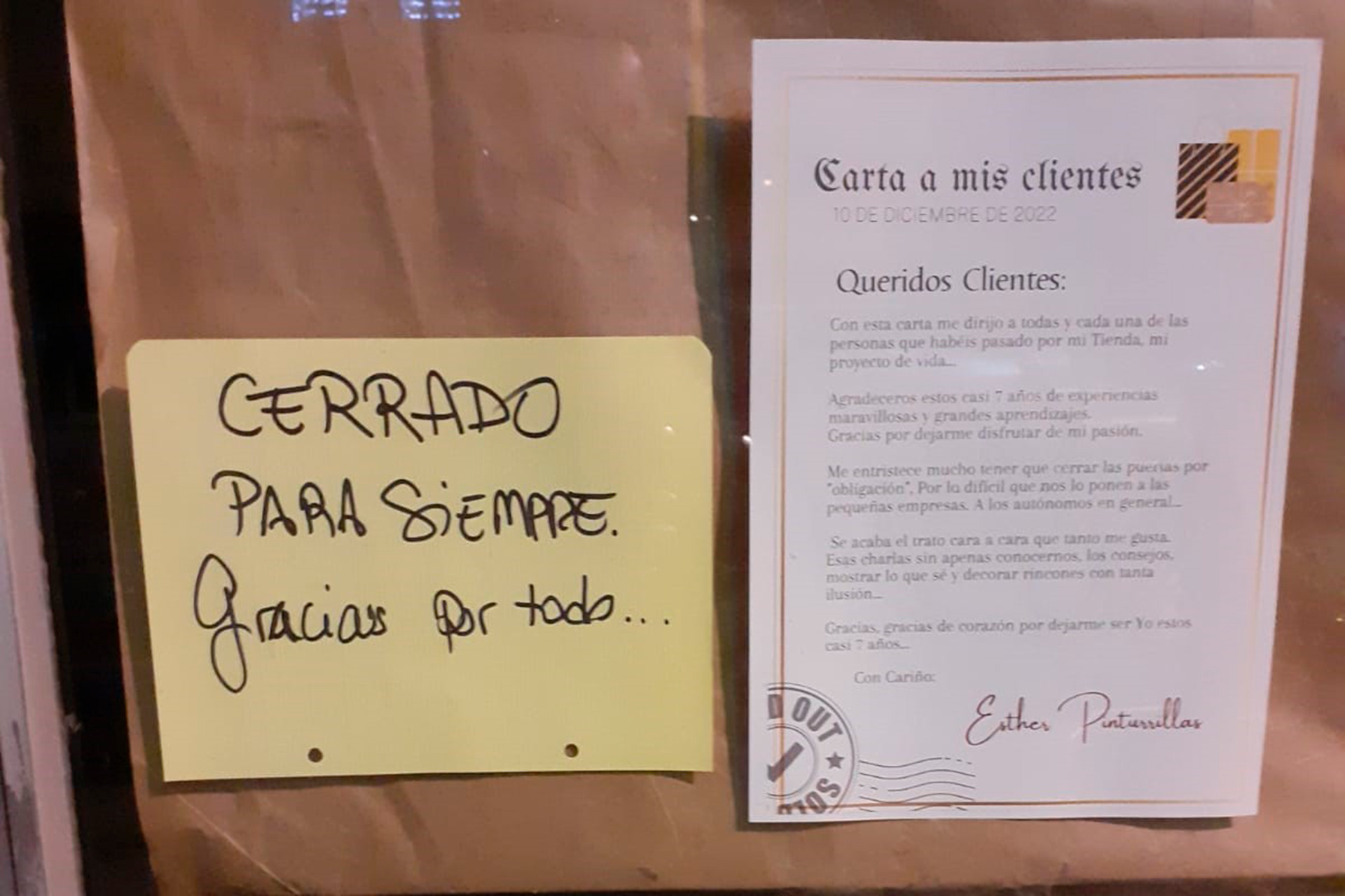 Cartel y carta de agradecimiento de una autónoma, a la puerta de su establecimiento, que no ha podido resistir la crisis en su sector. / E. A.
