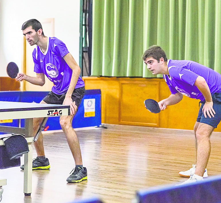 Los jugadores del Seghos, esperando el saque en un encuentro de dobles. / SEGHOS ETM