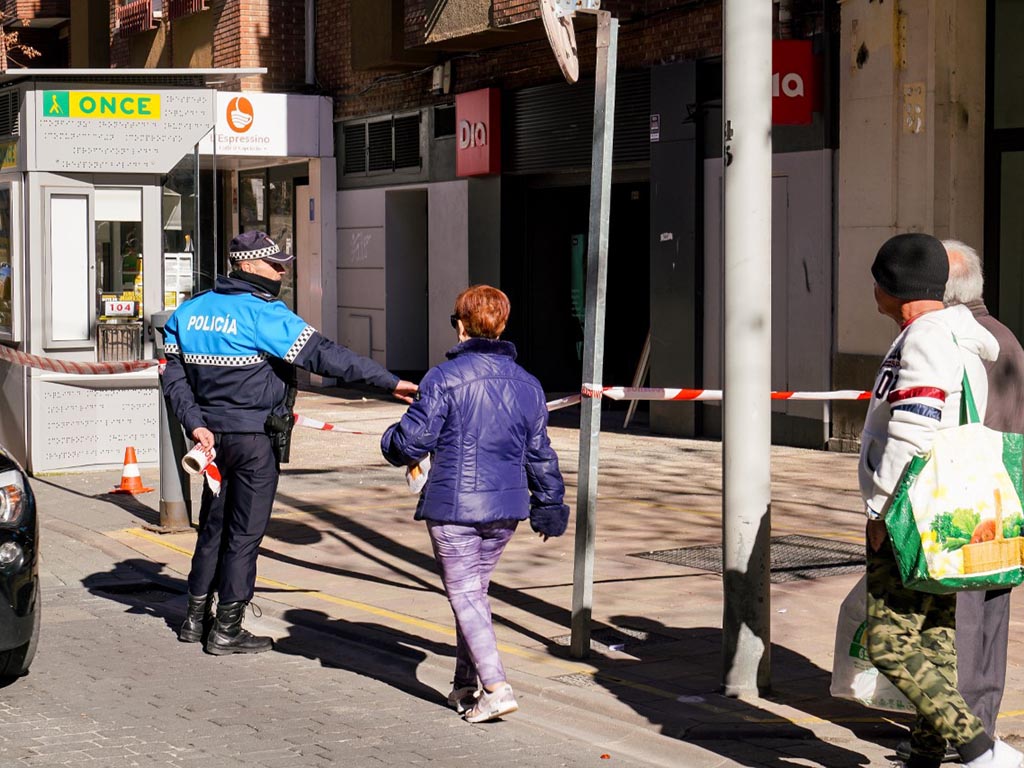 Un agente de la Policía Local advierte del peligro de desprendimientos, en la calle José Zorrilla. / MIGUEL ÁNGEL FERNÁNDEZ