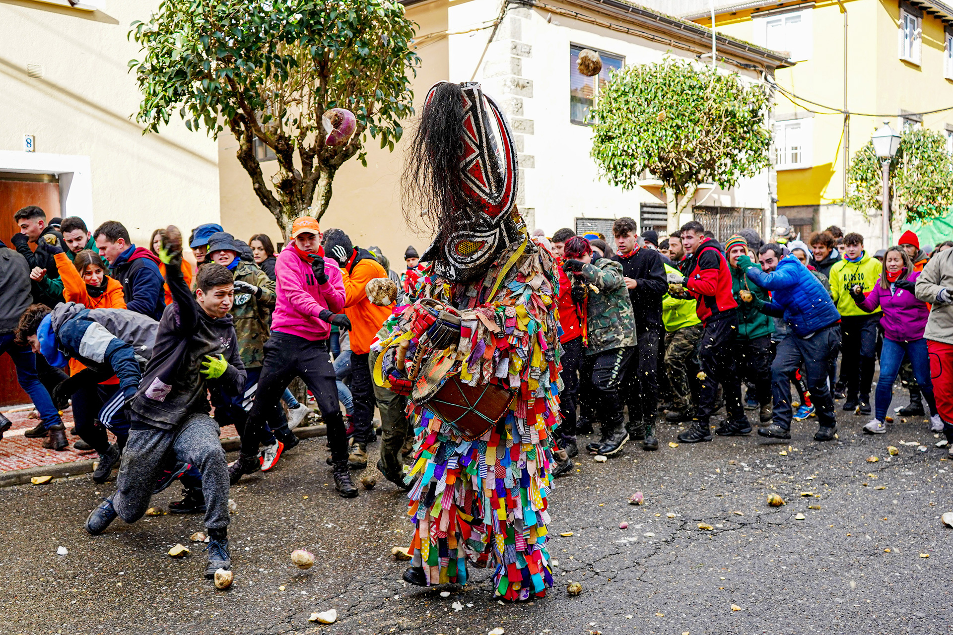 Un momento de la fiesta que se desarrolló este año en Piornal, lanzando nabos al personaje de Jarramplas.