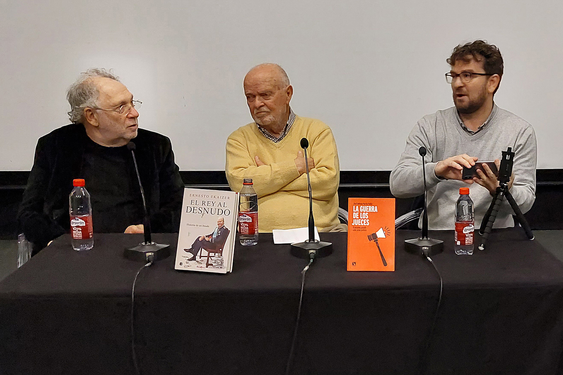 Ekaizer, Martín Pallín y el presentador del acto, Daniel Herreros. / E. A.