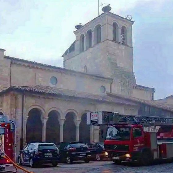 Hasta la plaza de la Trinidad del centro histórico se han desplazado dos unidades de bomberos. / Diócesis de Segovia