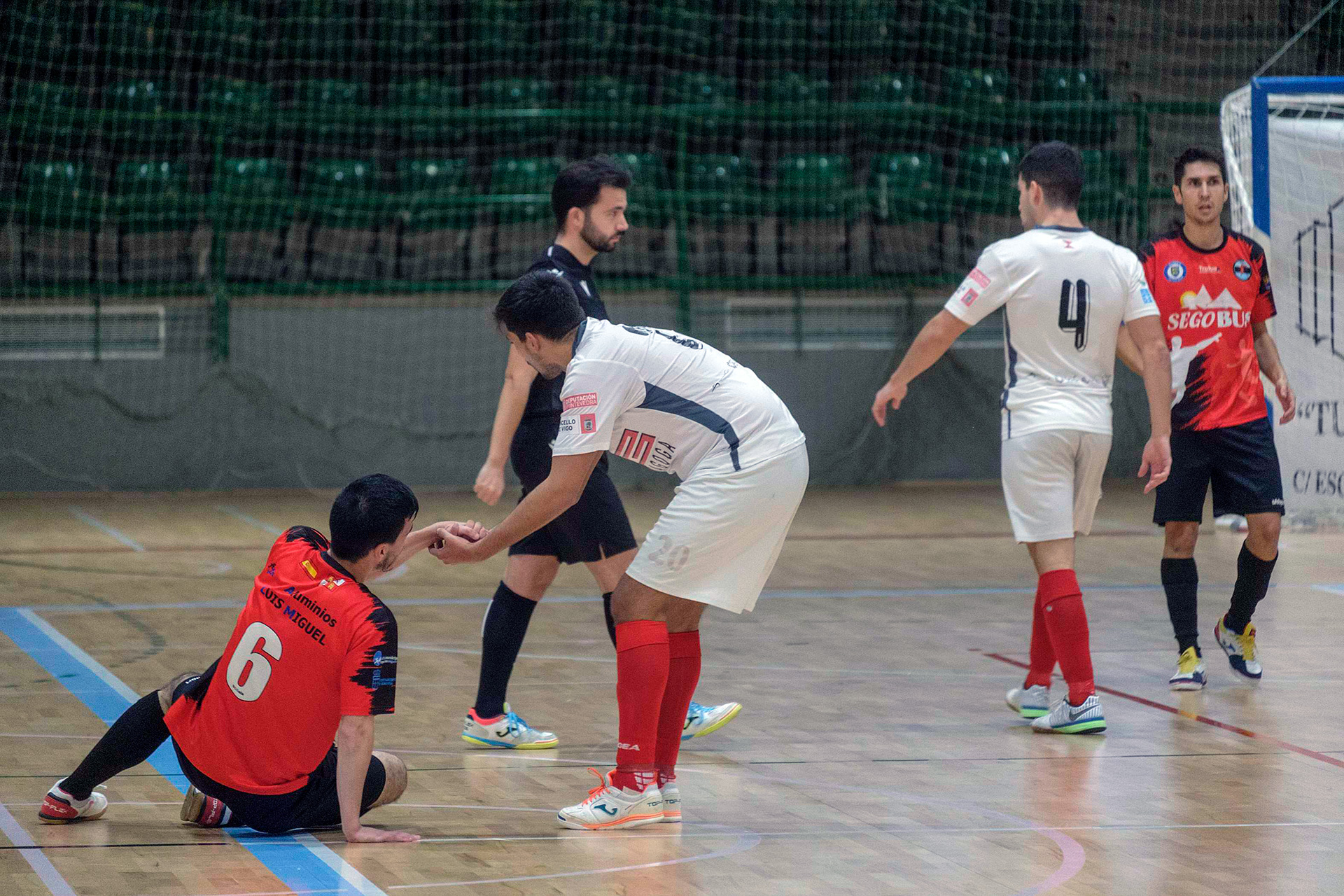 Un rival ayuda a Edu a levantarse tras un lance de partido en el que el segoviano acabó en el suelo./ KAMARERO