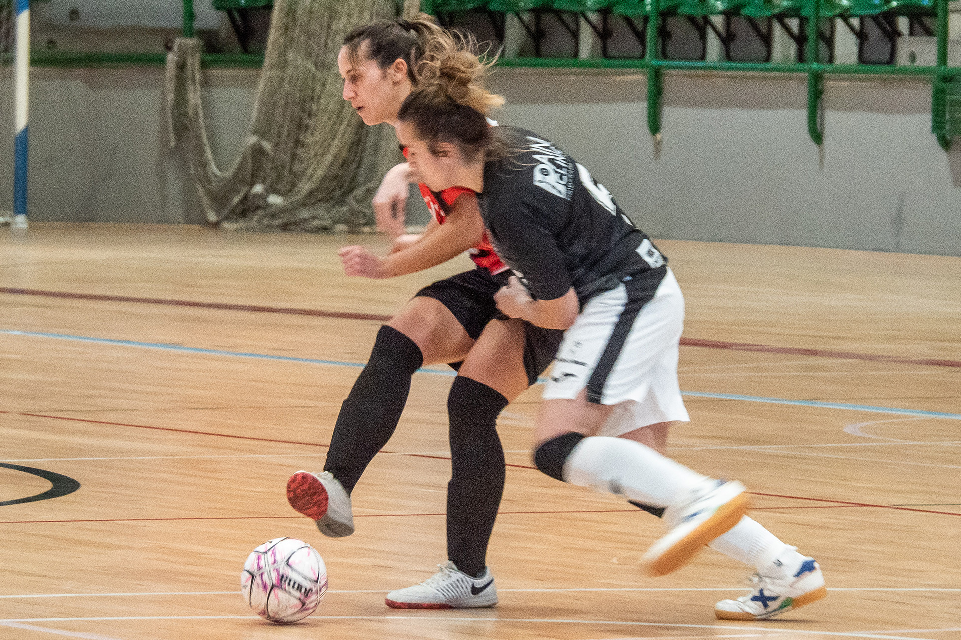 Moni intenta controlar el balón ante la presión de una jugadora del Mora./ KAMARERO