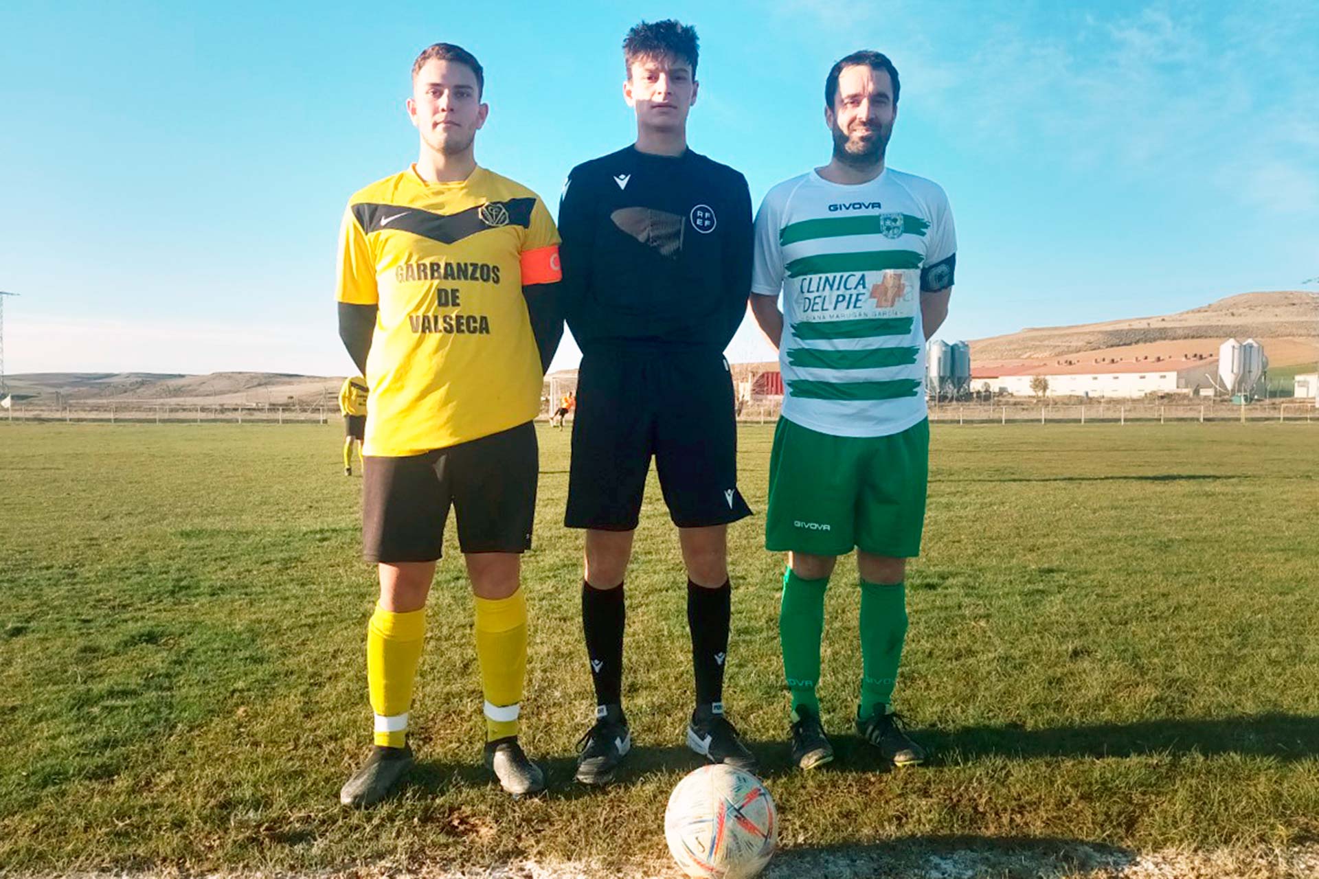 Los capitanes de CF Valseca y Sporting Nava, junto al árbitro del partido que jugaron ambos equipos./ ÁLVARO PINELA