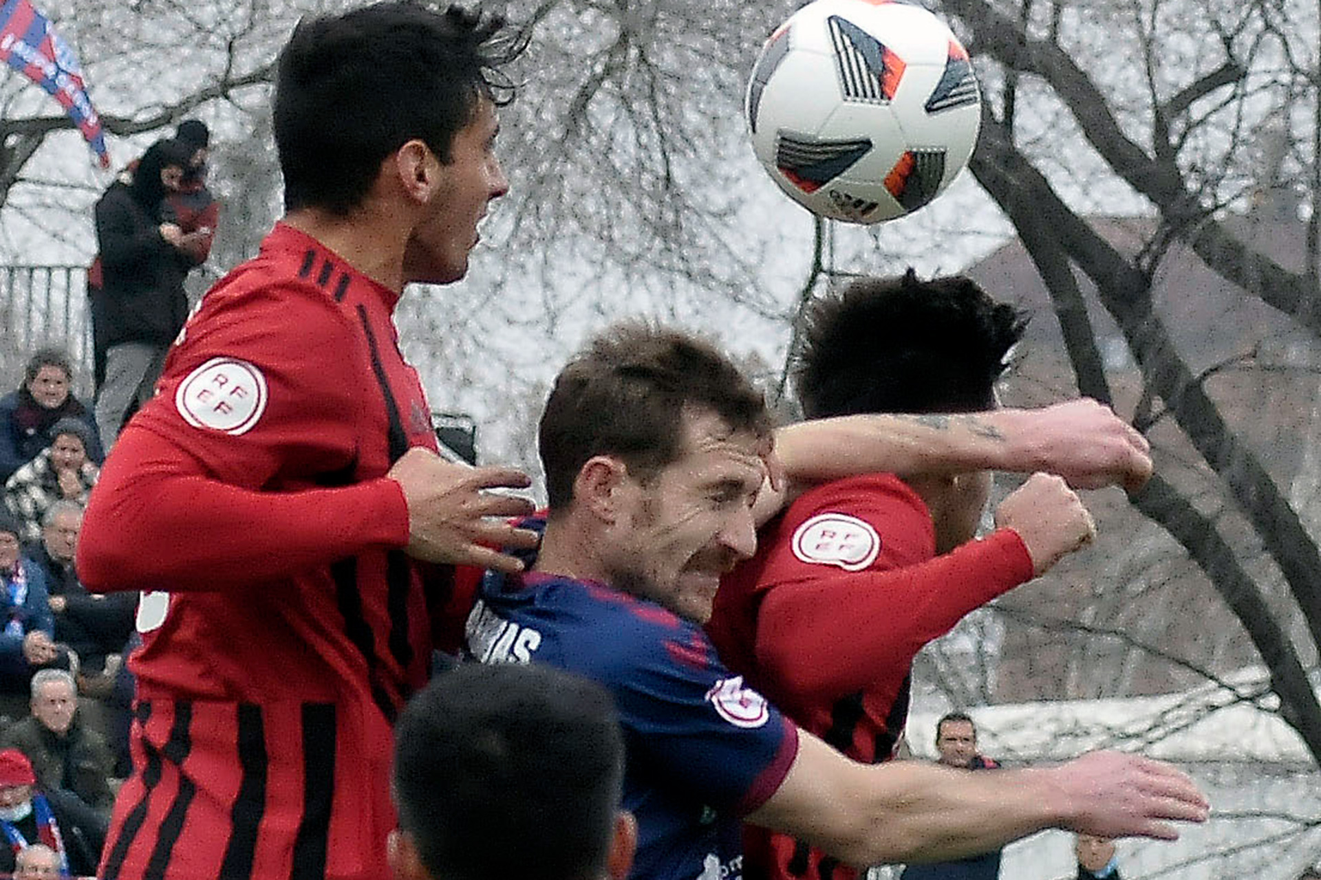 Dani Arribas, encajonado entre varios jugadores del Adarve./ JUAN MARTÍN-G. SEGOVIANA