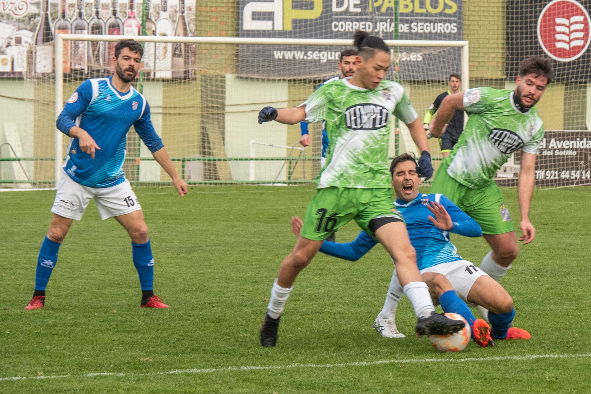 Quino, que no podrá jugar en Aranda por sanción, sufre la falta de un jugador del Becerril. / NEREA LLORENTE
