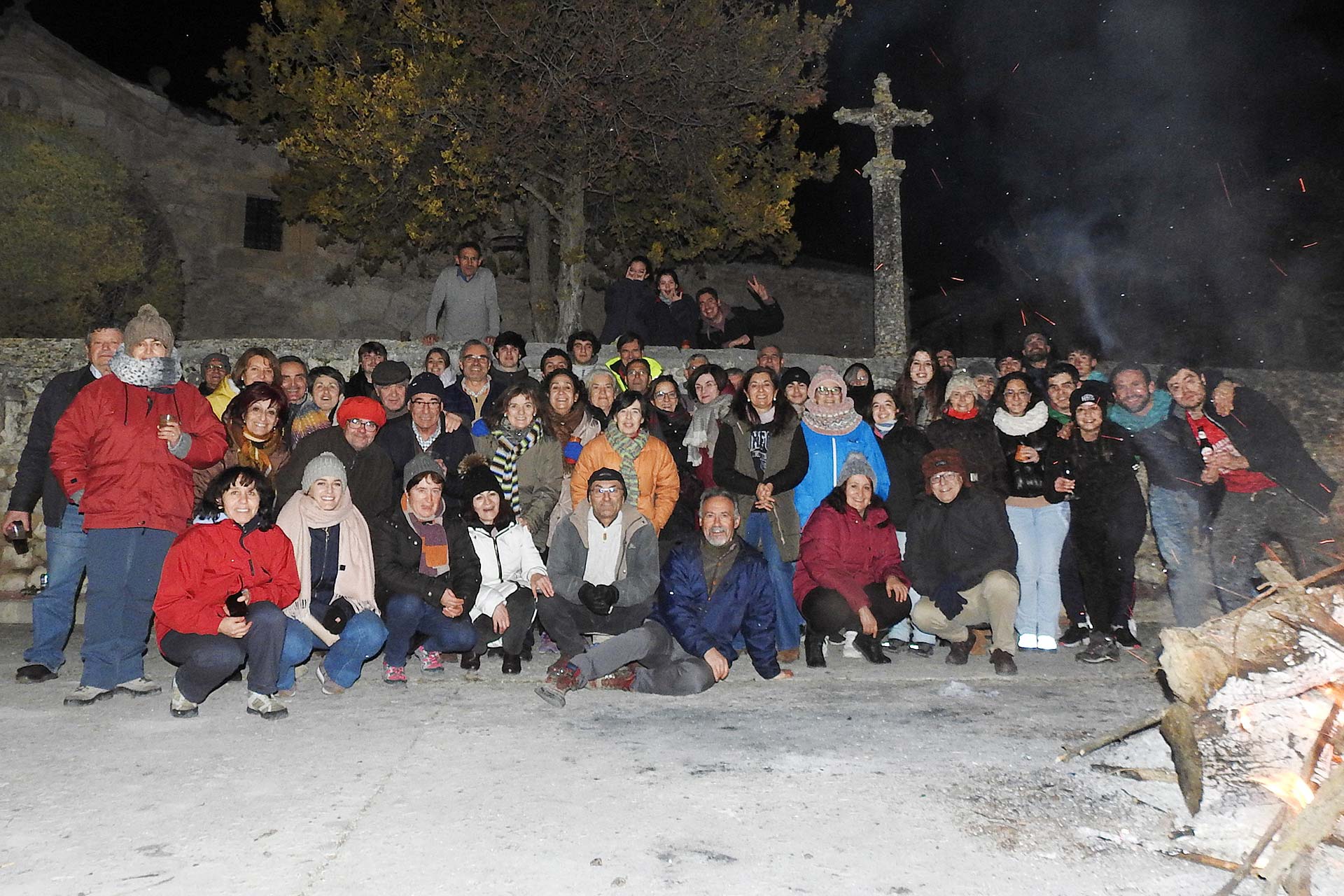 Los vecinos, ante la primera de las luminarias prendidas el pasado /JUAN CUÉLLAR
