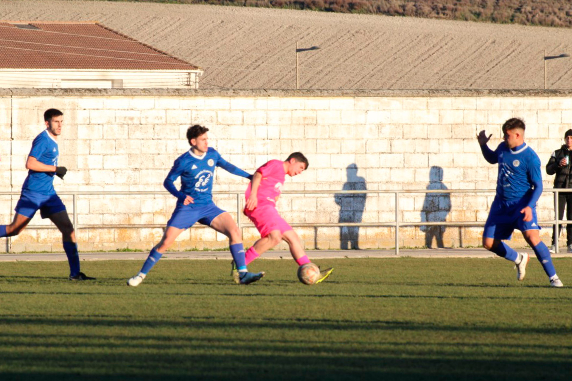 Rubén trata de cortar el avance de un rival./ SARAHI QUEVEDO