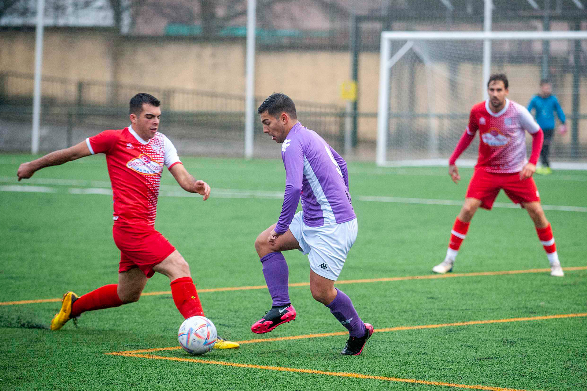 Imagen del partido que jugaron Monteresma y Carbonero en el campo de La Mina./ KAMARERO