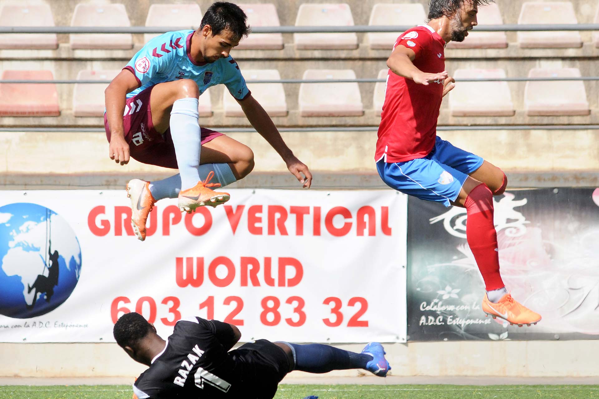 Diego Gómez salta por encima del portero del CD Estepona en un momento del partido de ida jugado en septiembre./ JUAN MARTÍN-G. SEGOVIANA