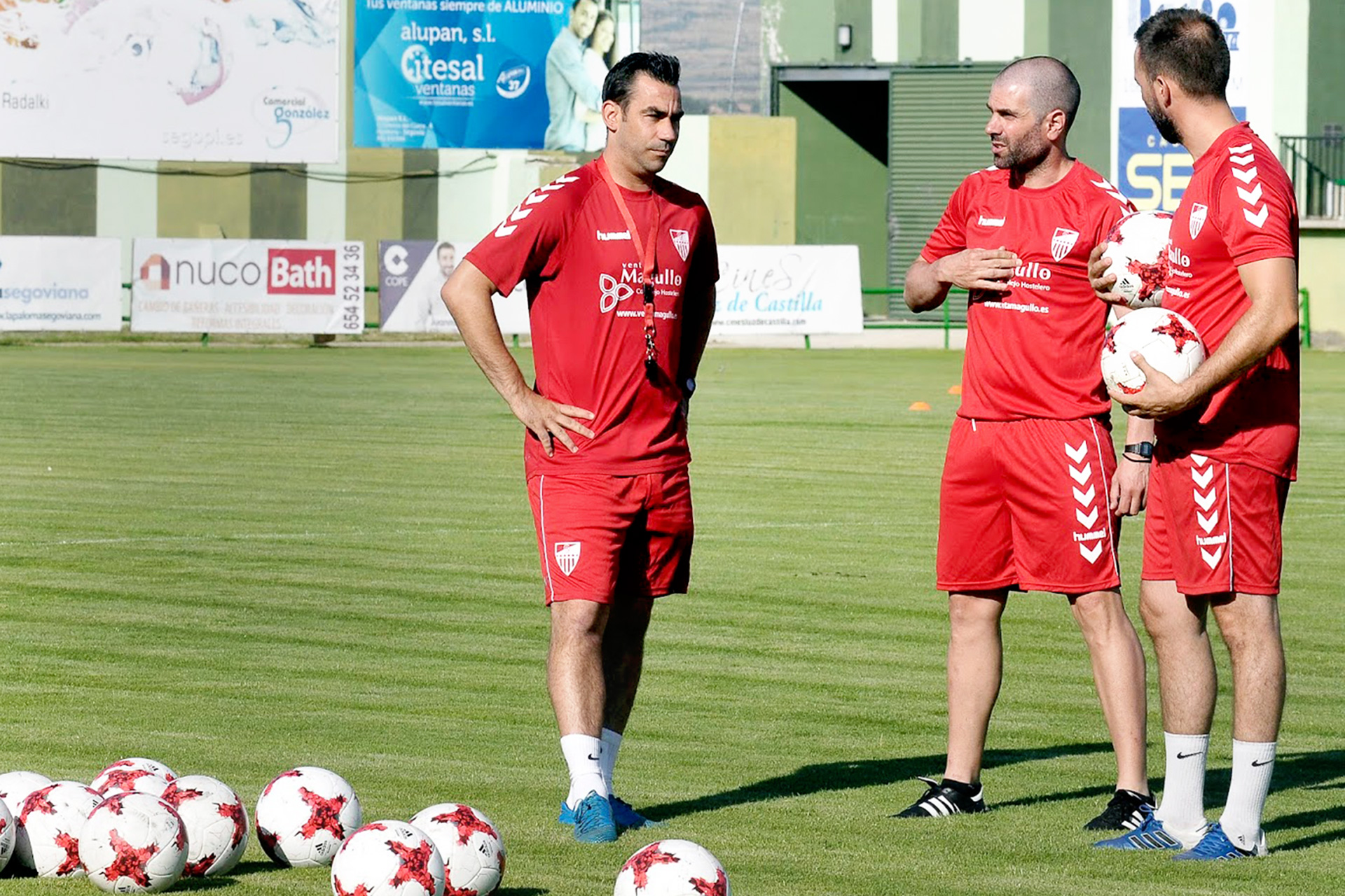 Manu González (i) junto a Ramsés Gil y Juan del Estal cuando ambos técnicos coincidieron en el banquillo de la Segoviana./ JUAN MARTÍN-G. SEGOVIANA