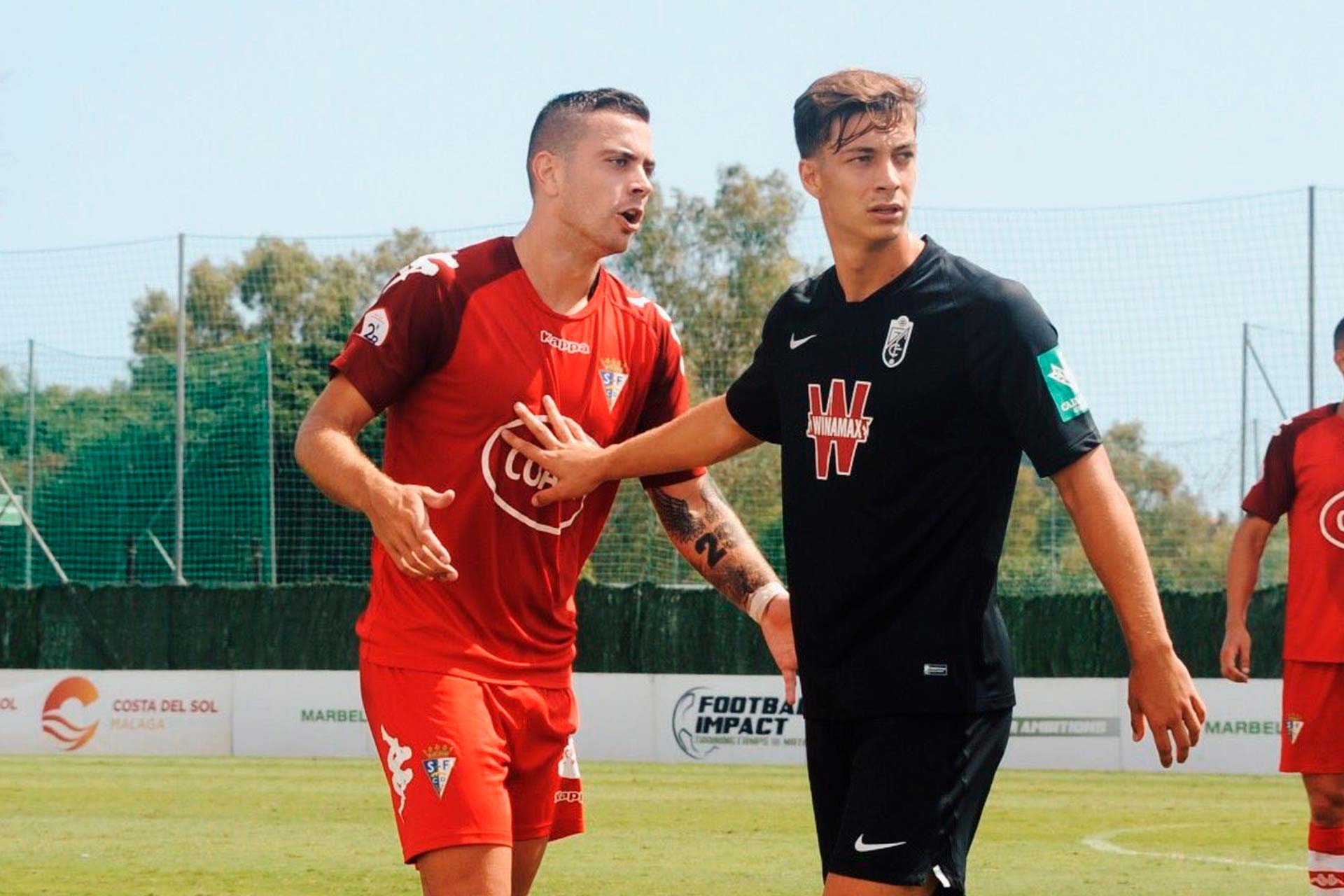Dani Plomer, de negro, durante un partido jugado por el Recreativo Granada./ E.A.
