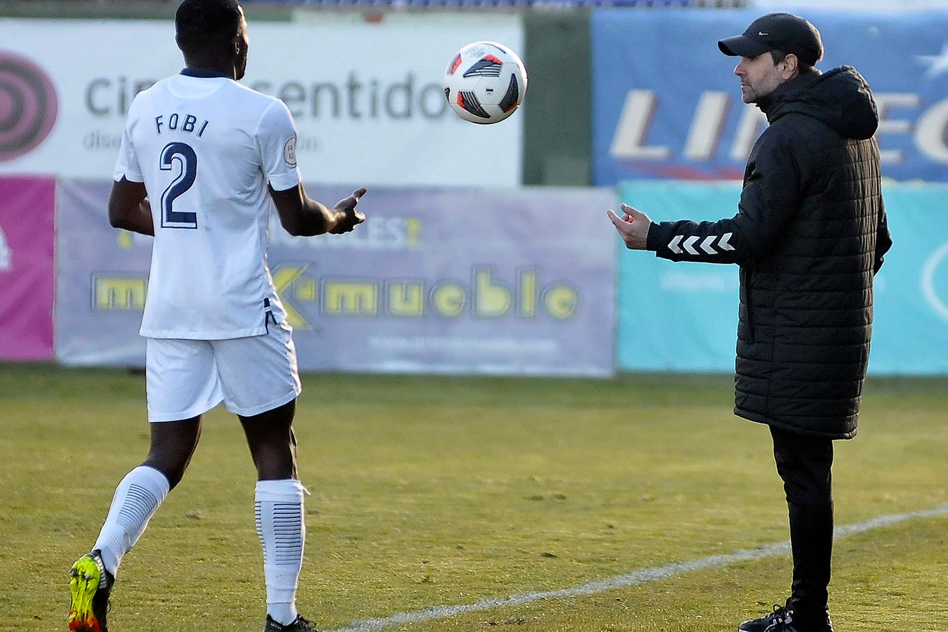Ramsés entrega el balón a Fobi para que este saque de banda en un momento de la primera parte del encuentro./ JUAN MARTÍN-G. SEGOVIANA