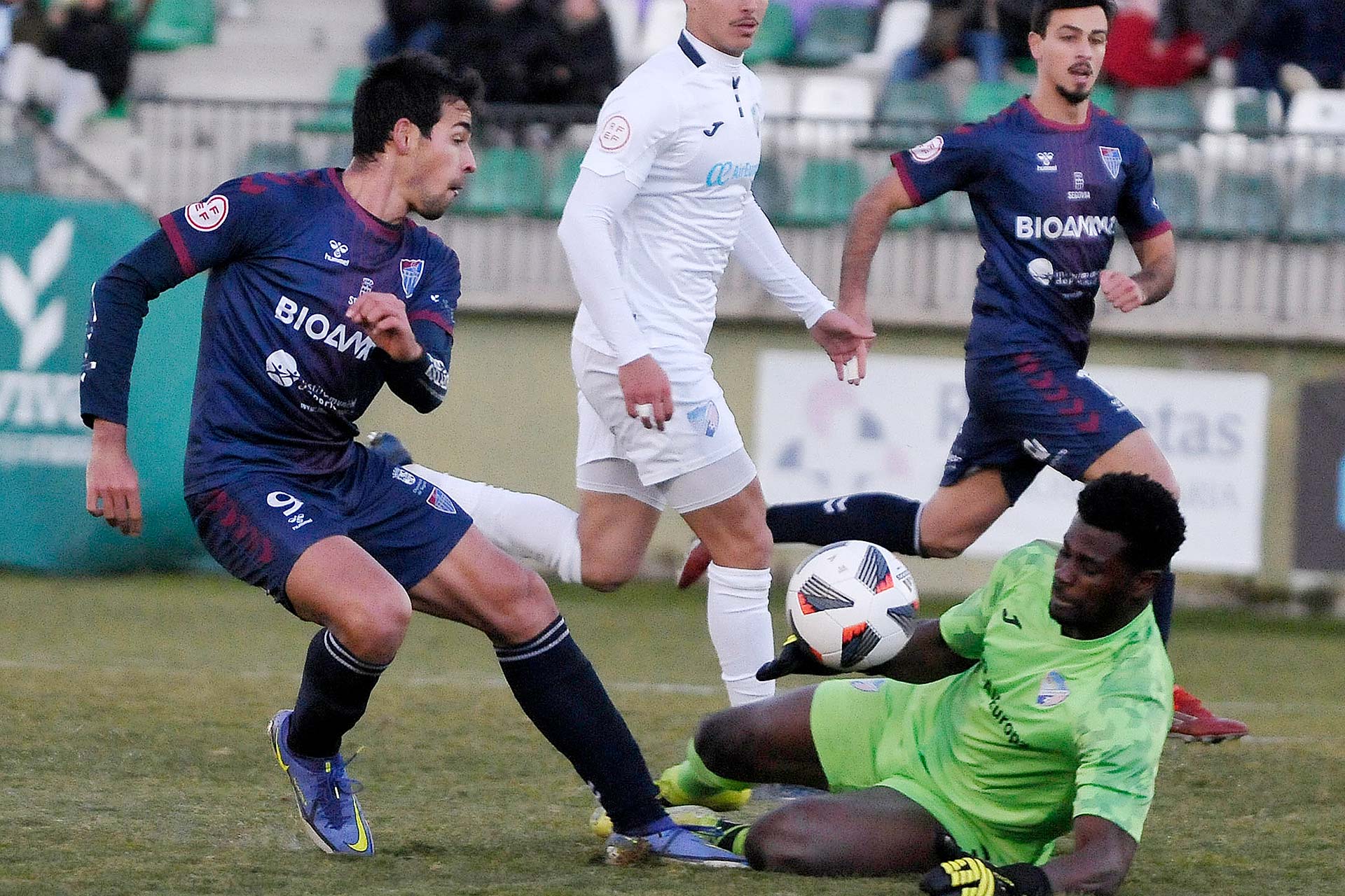 El portero Razak evita con su cuerpo que Gómez consiga el gol para la Segoviana. / JUAN MARTÍN-G. SEGOVIANA