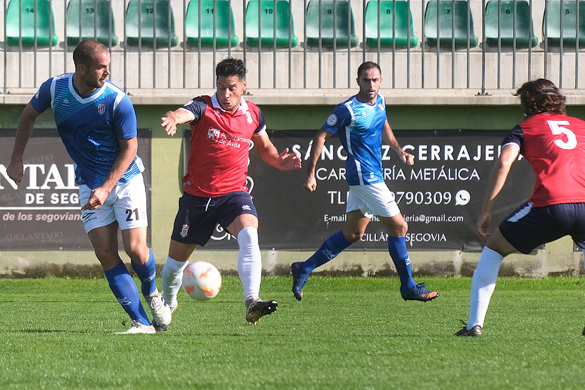 Víctor Velasco intenta el pase a un compañero en un encuentro anterior del Unami./ KAMARERO